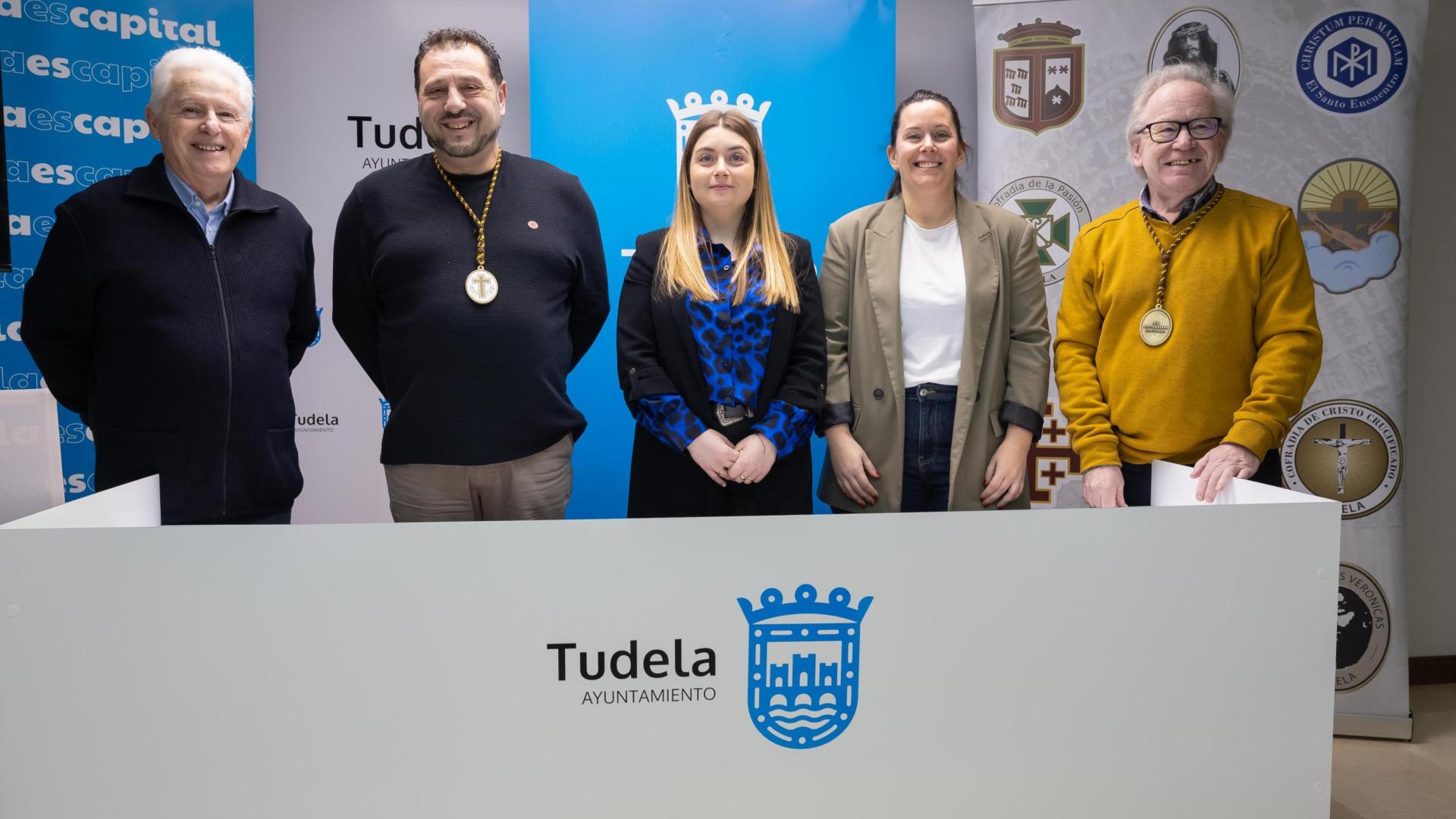 De izda. a dcha., las concejalas y los miembros de la Asociación de Cofradías de Tudela Luis Durán Arregui, Pedro Martínez Mauleón, Laura Casanova Sainz-Aja, Irune García García, y Javier Martínez Latorre