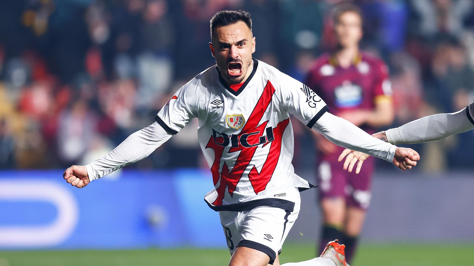 Alvaro Garcia celebra el tanto que sirvió al Rayo Vallecano para derrotar al Real Valladolid /