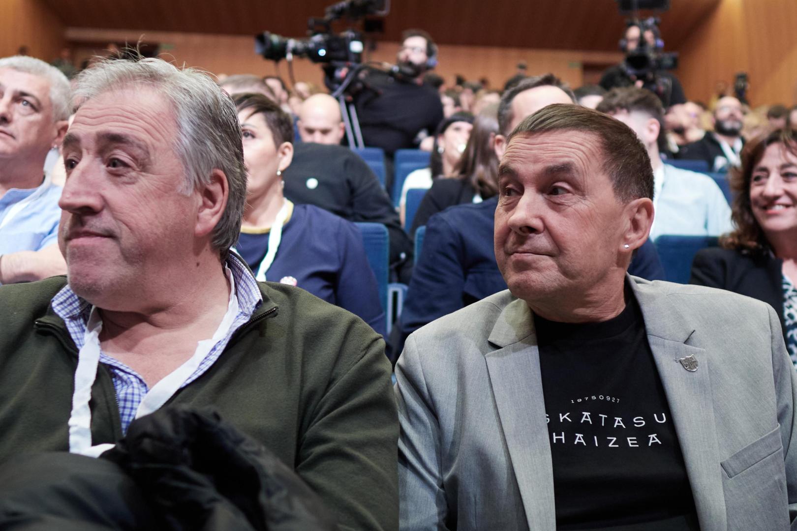 El alcalde de Pamplona, Joseba Asiron (i), y el secretario general de EH Bildu, Arnaldo Otegi (d), durante el III Congreso de EH Bildu, en el Palacio de Congresos Baluarte