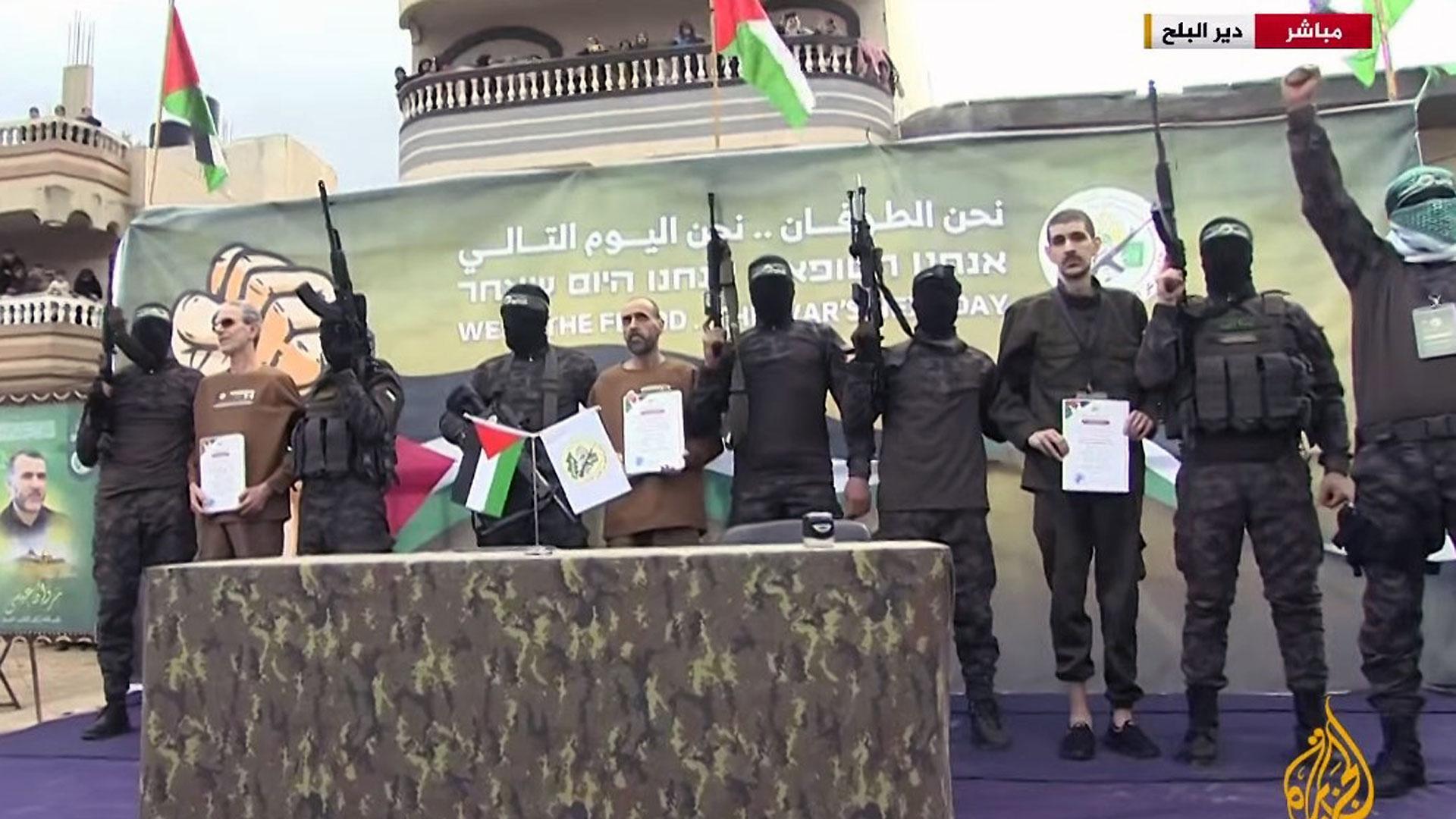 Imagen de televisión del acto en el que han sido liberados tres rehenes israelíes