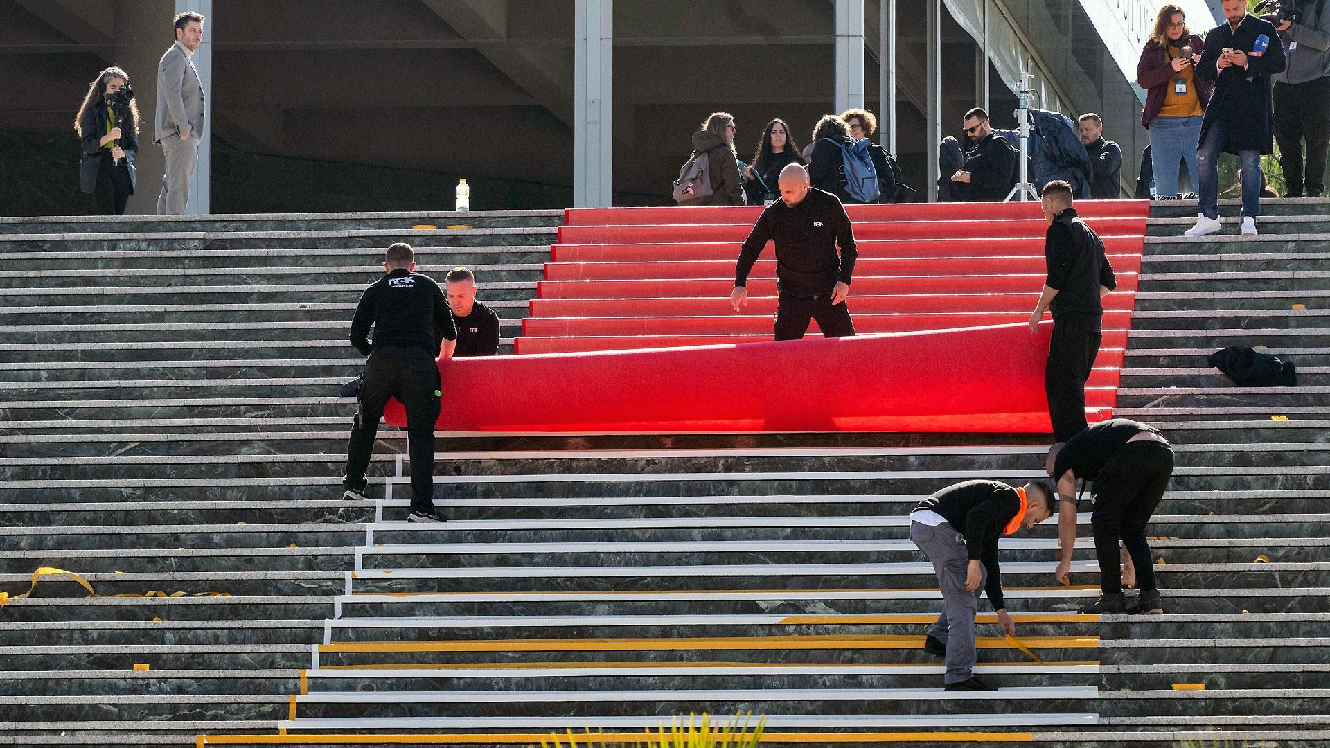 Operarios colocan la alfombra roja de entrada al Palacio de Congresos de Granada que alberga la Gala de los 39 Premios Goya