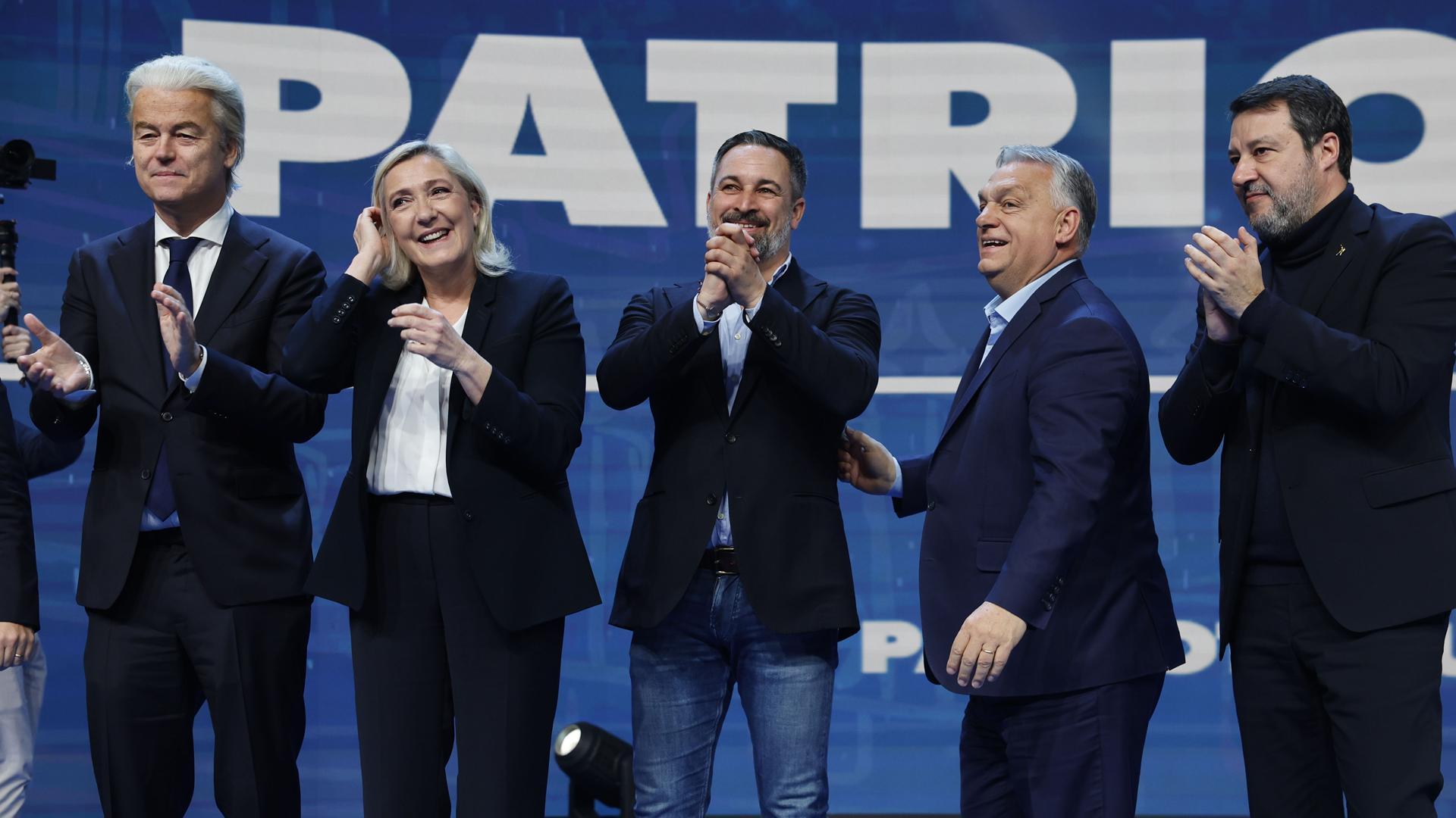El líder de Vox y presidente de los Patriots, Santiago Abascal (c), clausura la primera cumbre de Patriots en Madrid, este sábado, en la que han participado el primer ministro de Hungría, Viktor Orban (2d), la francesa Marine Le Pen (2i), el italiano Matteo Salvini (d) y el belga Geert Wilders (i), entre otros