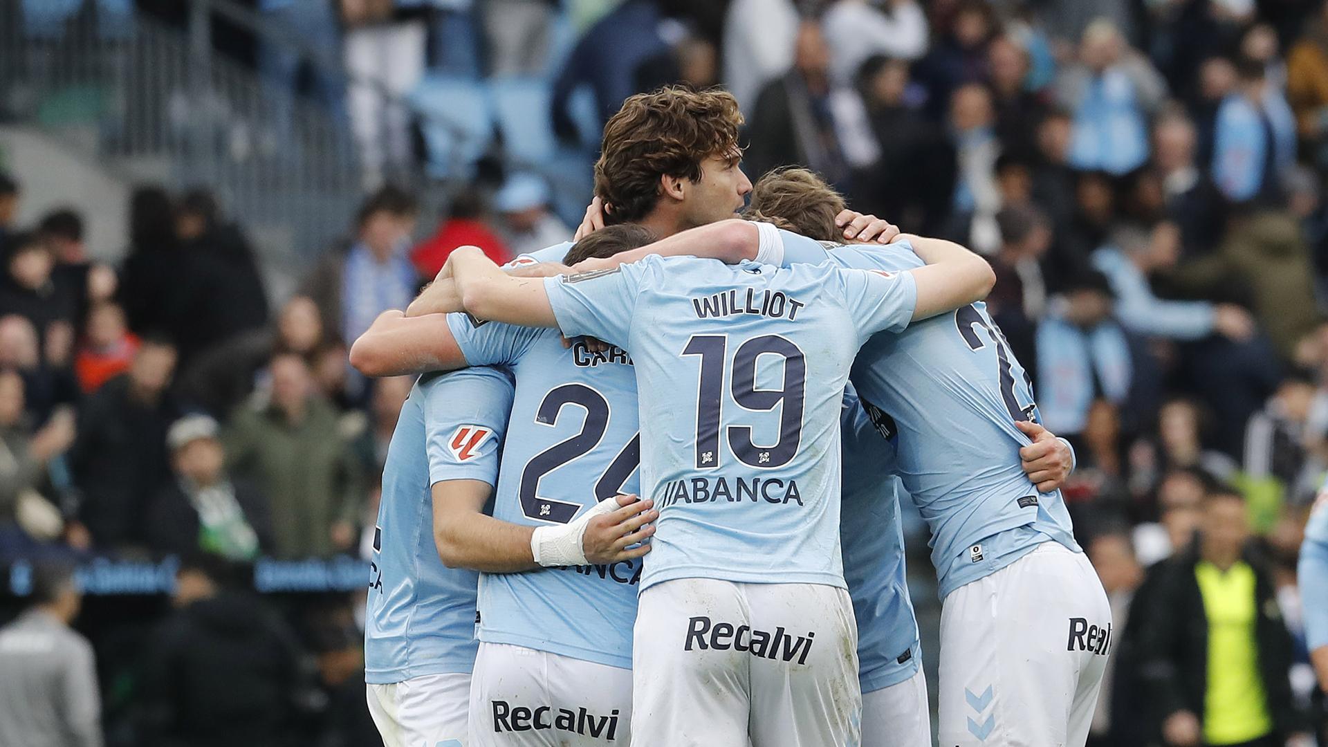 Los jugadores del Celta de Vigo celebran su tercer tanto ante el Real Betis durante el partido de Liga celebrado, este sábado, en el estadio Balaídos de Vigo
