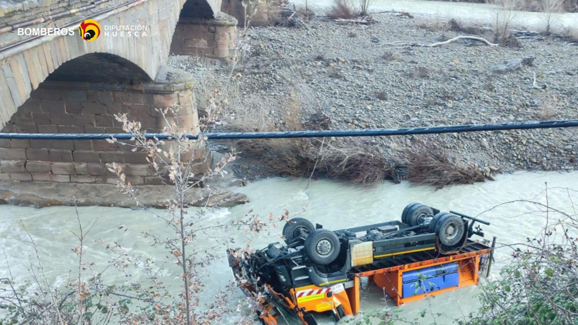 La máquina quitanieves ha acabado volcada en el río