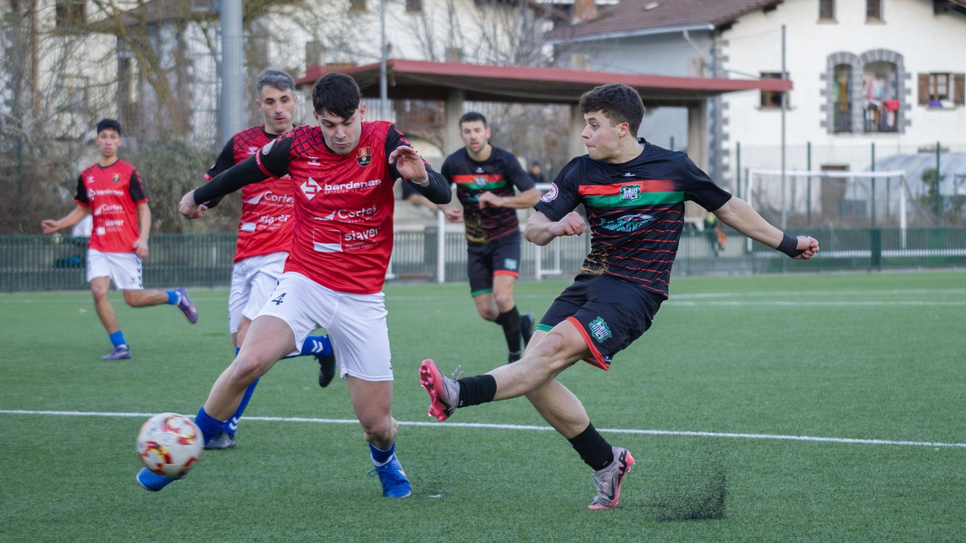 Navarro, del Beti Kozkor, tira a puerta en el duelo frente al Cortes