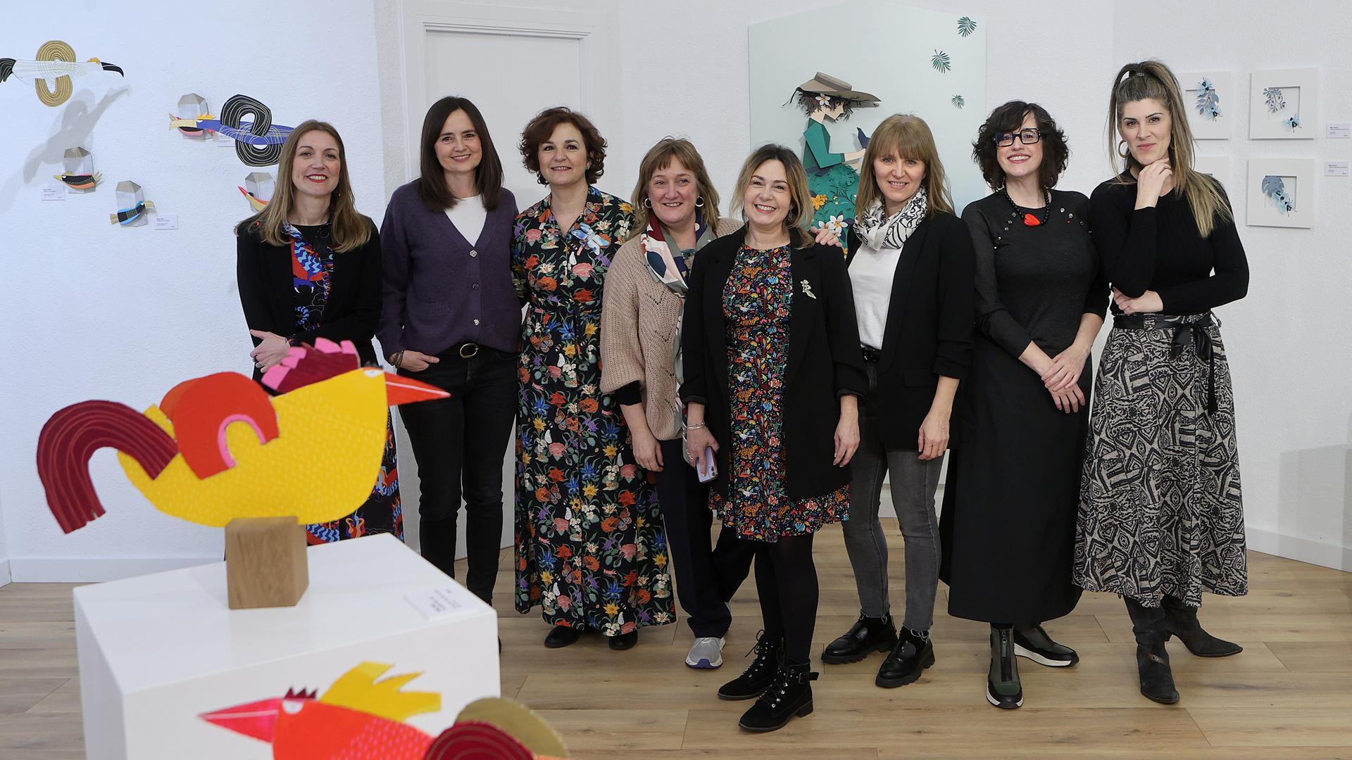 De izda. a dcha.: Leire Olkotz, Berta Suescun, Concha Pasamar, Gabriela Barrio, Idoia Iribertegui, Itziar Goñi, Mila García y Rebecca Gil. En primer plano, la gallina Mari Cruz, obra de Itziar Goñi. Detrás de todas, ‘Jardinera’, de Mila García.