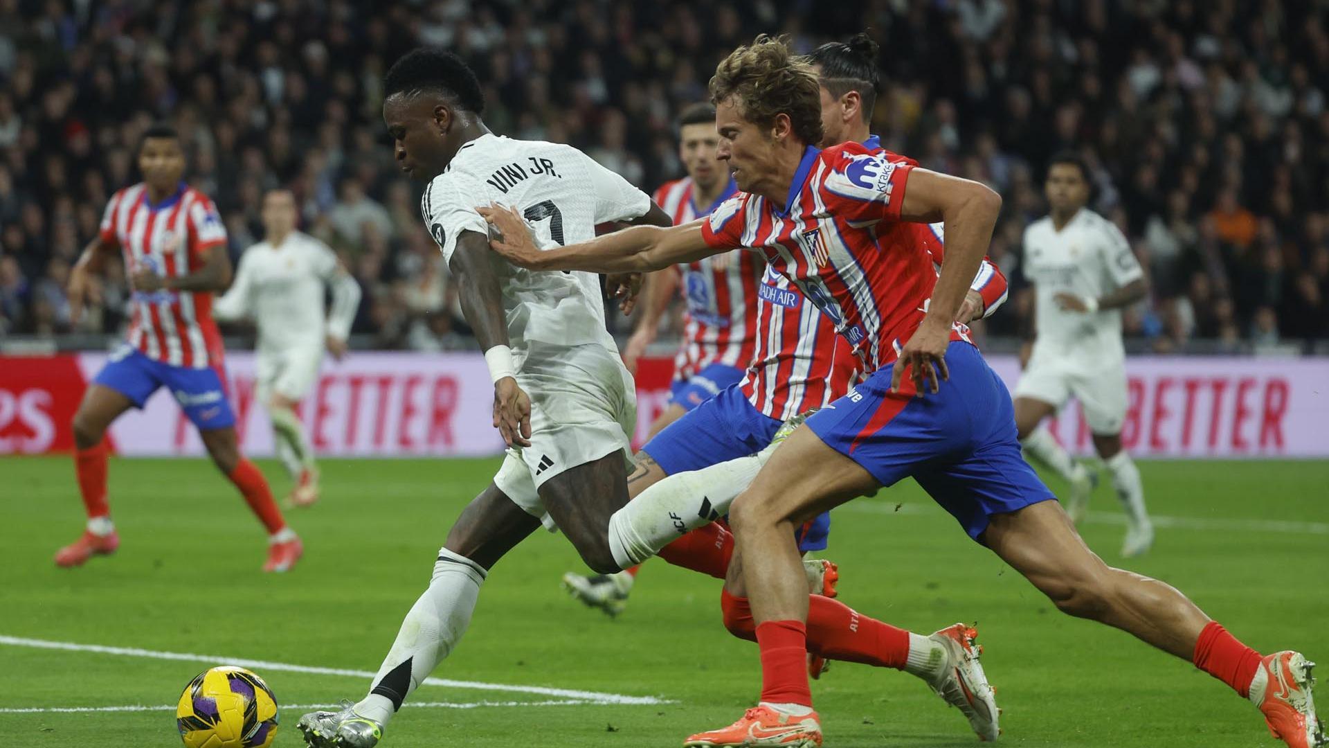 Vinicius y Marcos Llorente, en una acción del partido