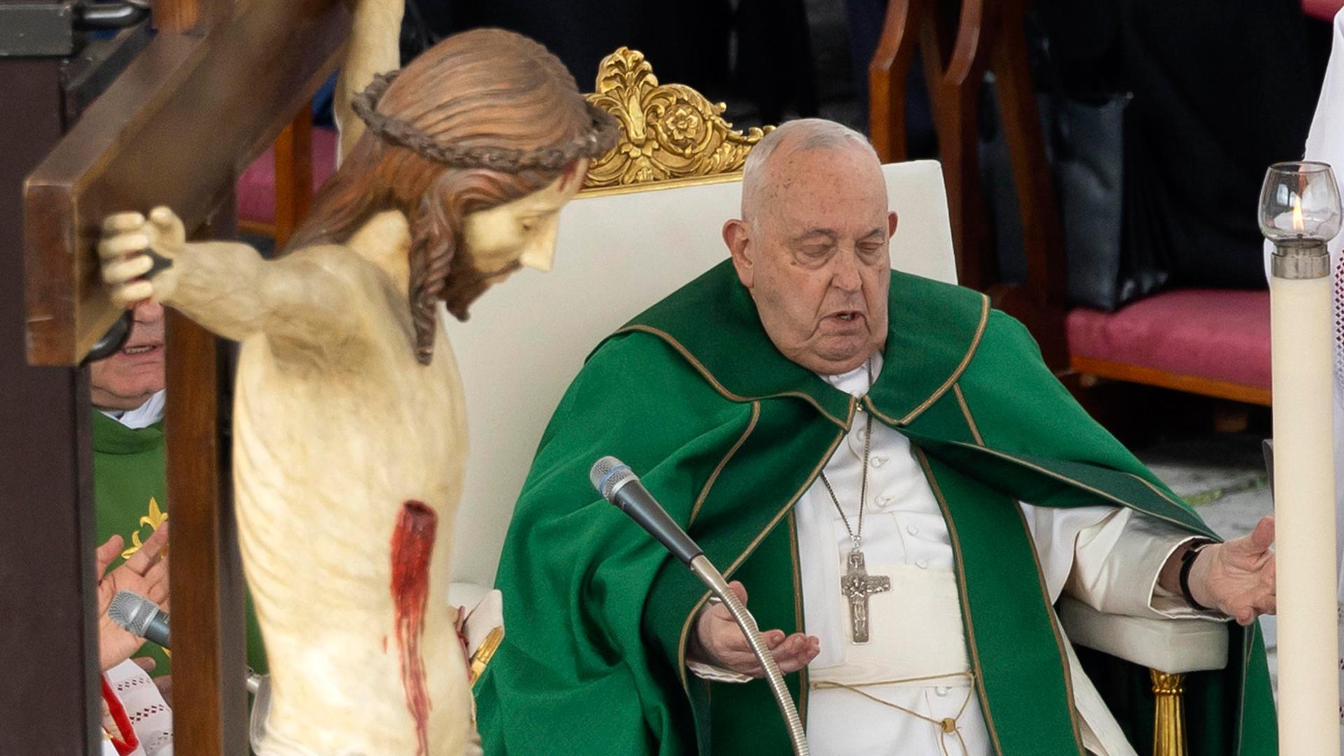 El papa Francisco, tras interrumpir su homilía