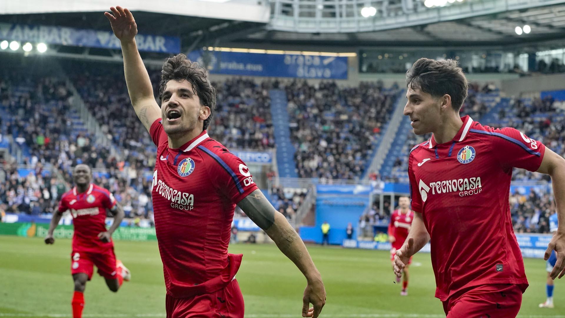 Arrambarri (Getafe) celebra su gol en Mendizorroza
