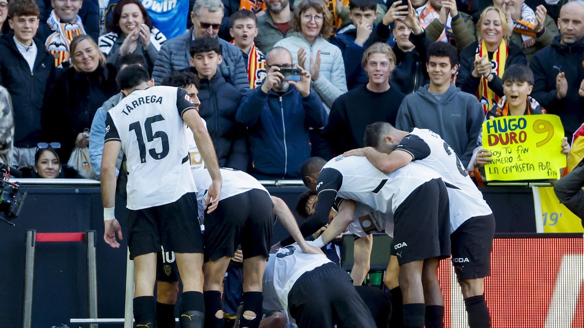 Los jugadores del Valencia hacen piña y felicitan a Diakhaby tras su gol