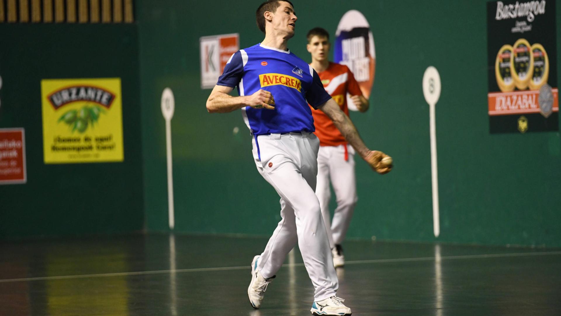 Beñat Rezusta golpea a una pelota en el Astelena.