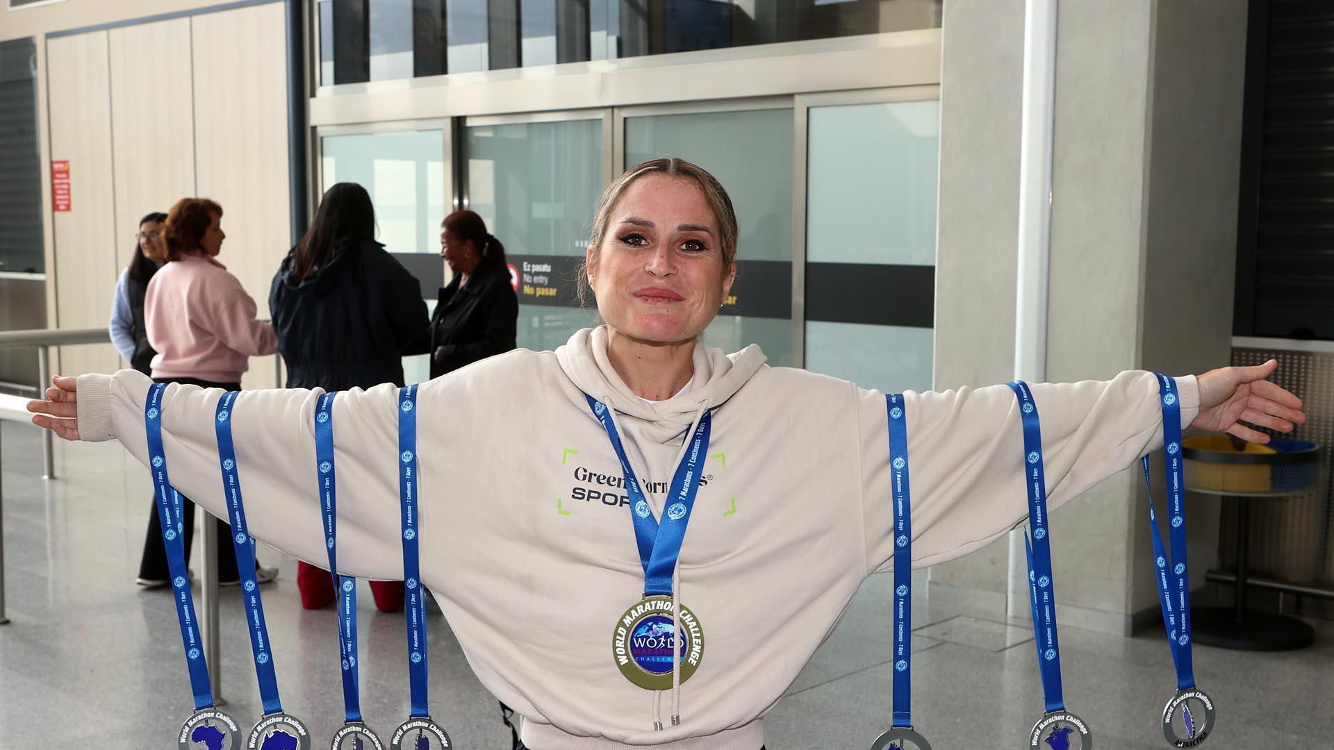 Familiares, amigos y medios de comunicación recibieron a Estefanía Unzu, Verdeliss, a su llegada al aeropuerto de Noáin /