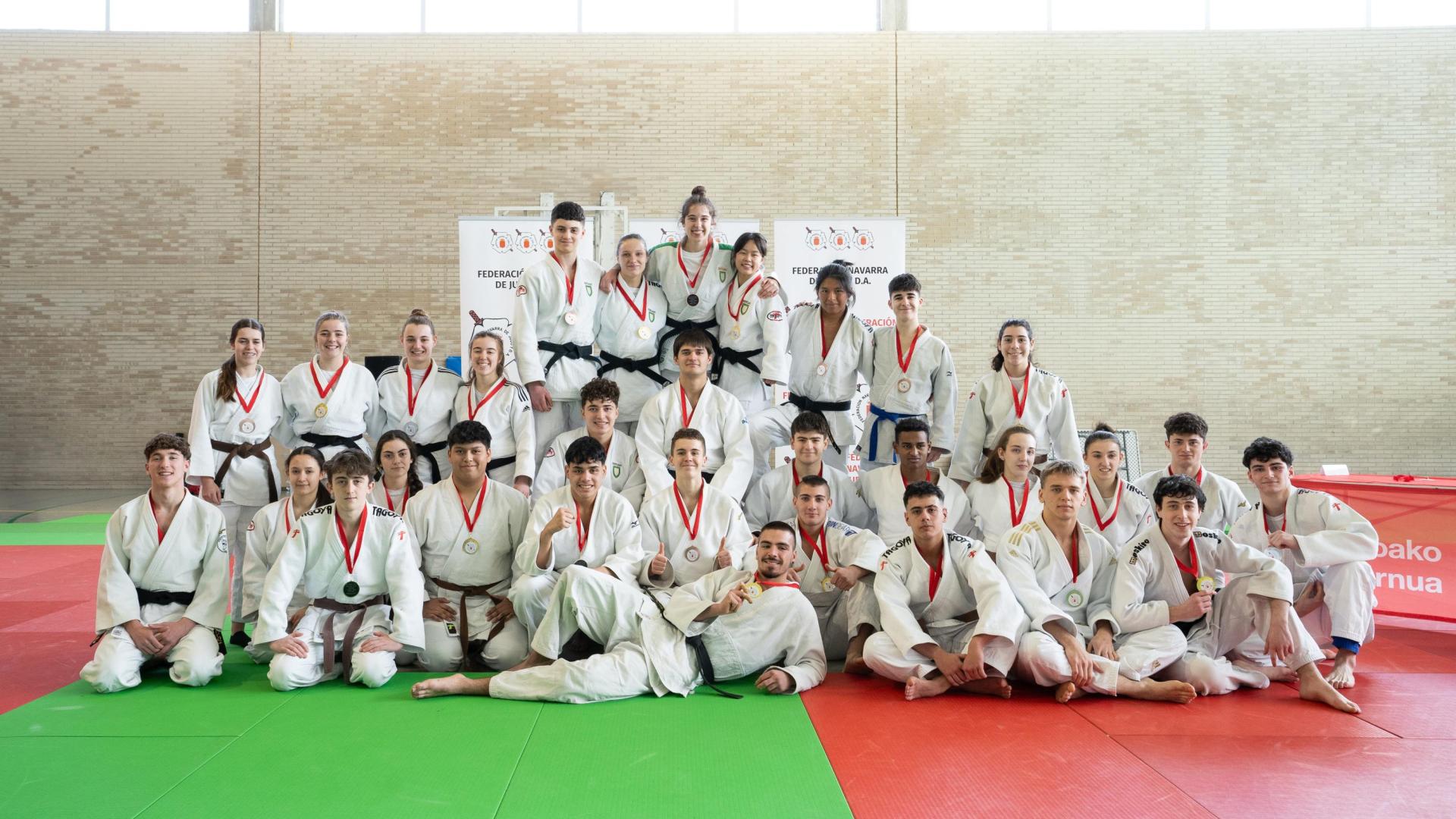 Los medallistas del Campeonato Navarro júnior celebrado en Mendillorri