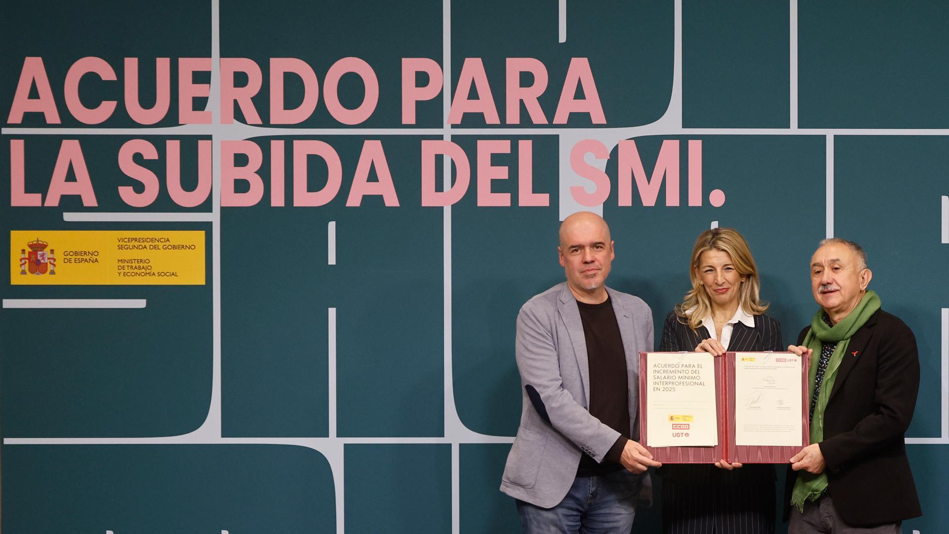 La vicepresidenta segunda del Gobierno, Yolanda Díaz, junto a los secretarios generales de CCOO y UGT, Unai Sordo y Pepe Álvarez, respectivamente, en el acto de la firma del acuerdo para la subida del SMI