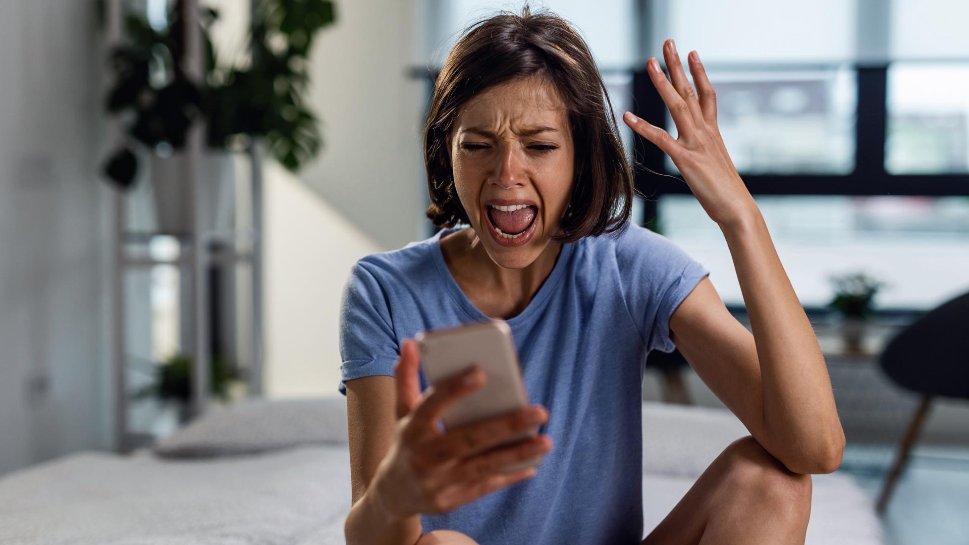Una mujer, con su móvil