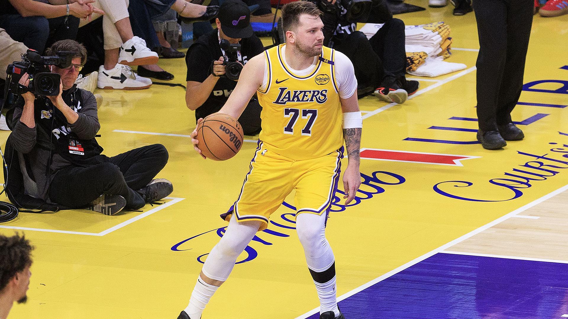 Luka Donic conduce el balón durante su primer partido con la camiseta de Los Ángeles Lakers /