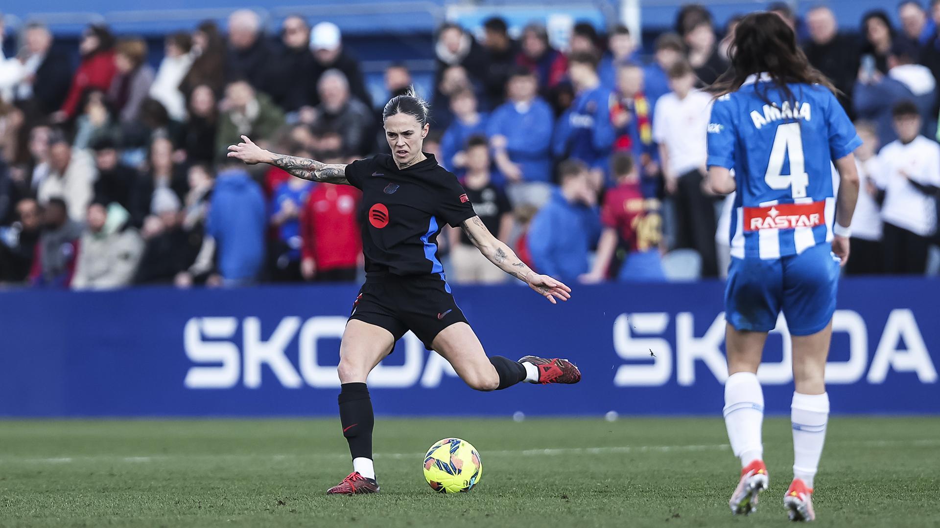 Mapi Leon, del FC Barcelona, se dispone a golpear con la zurda ante la mirada de Amaia, del Espanyol, durante el pasado derbi catalán /