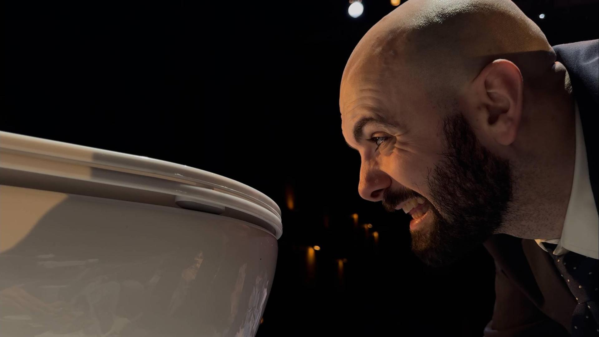 Iker Colomo, en una escena de 'No seas dramas'