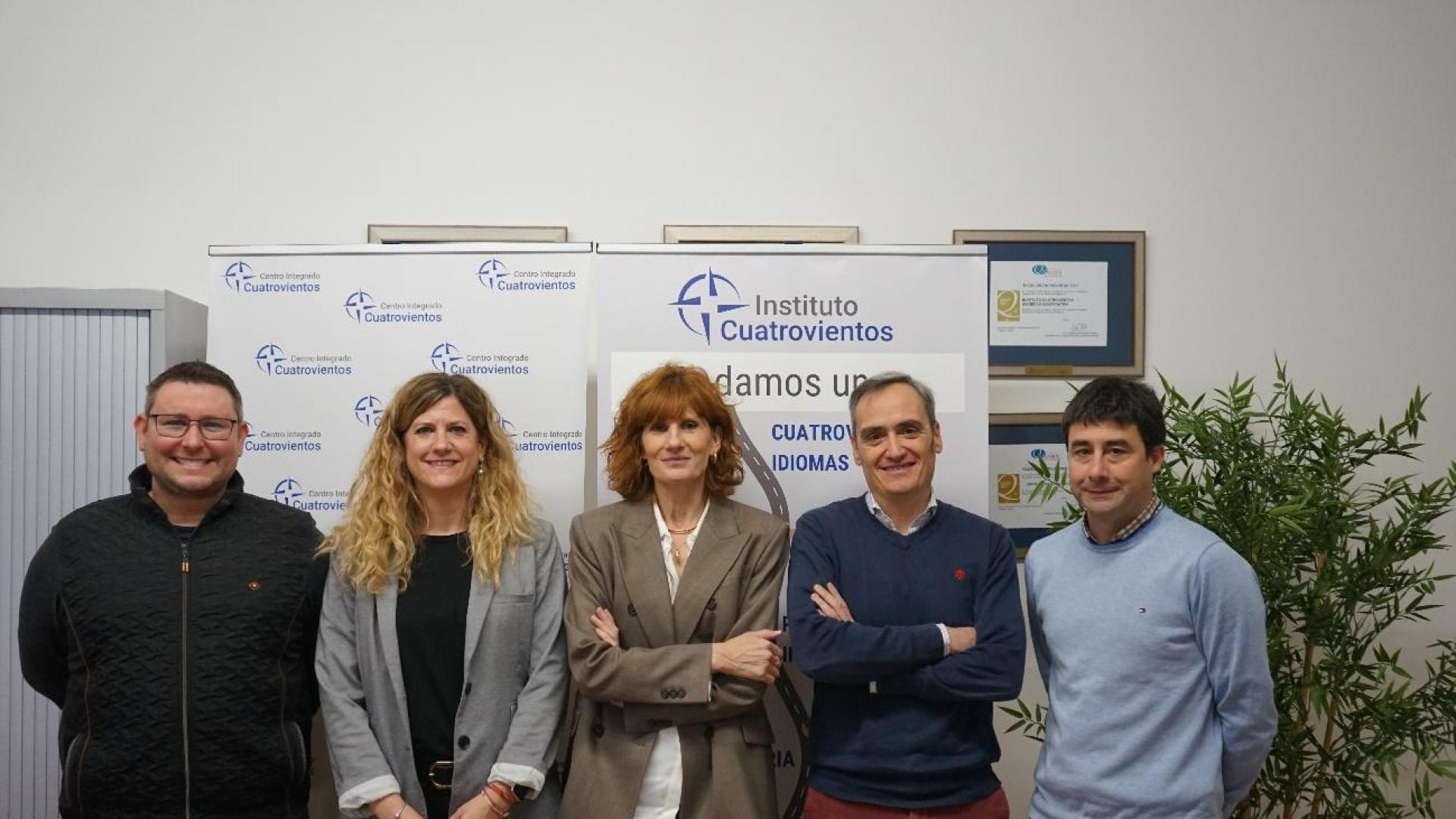 Geoffrey Osowski, Amaya Sarasa, Maite Arriaga, Pablo Andueza e Ignacio González, representantes de los dos centros.