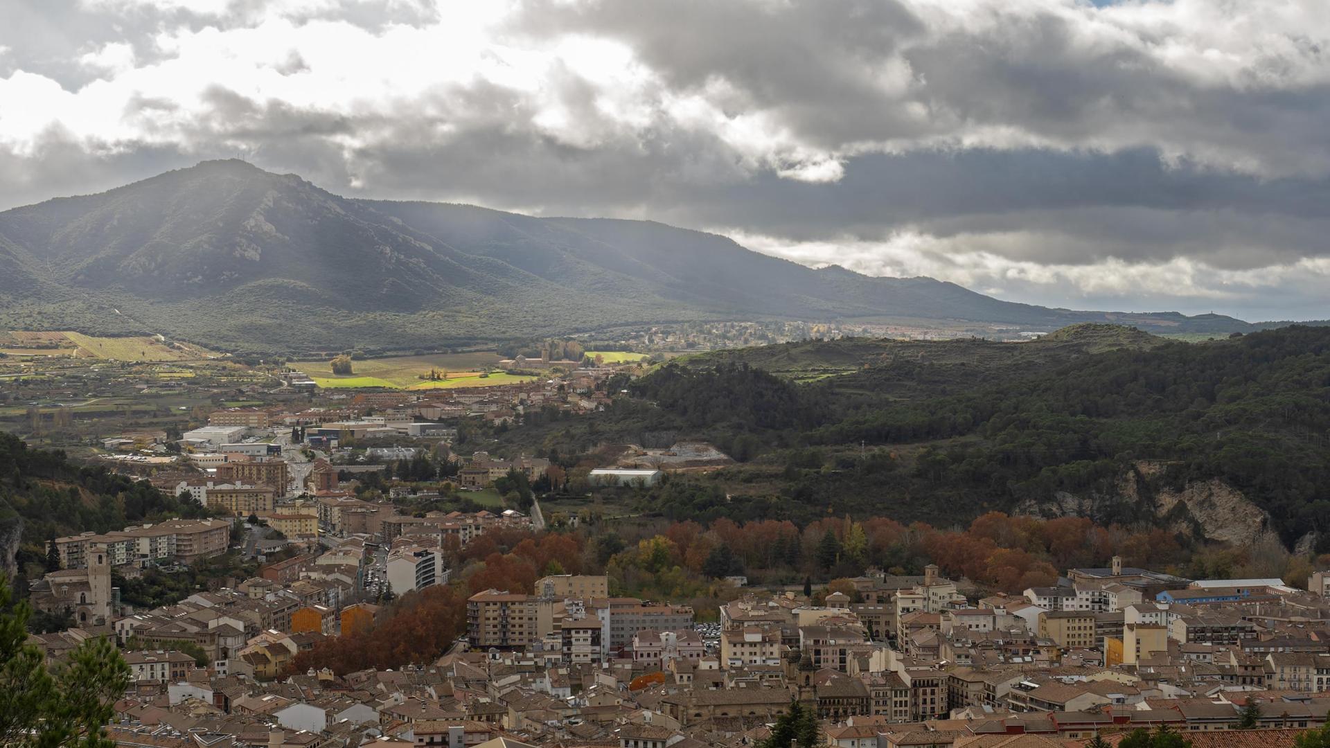 Panorámica de Estella, con Ayegui al fondo.