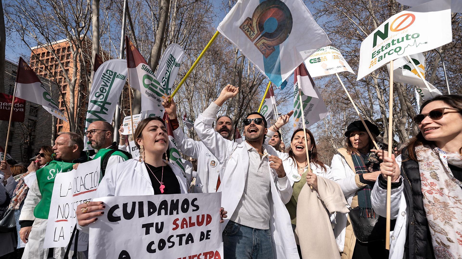 Concentración convocada por los sindicatos médicos frente al Ministerio de Sanidad