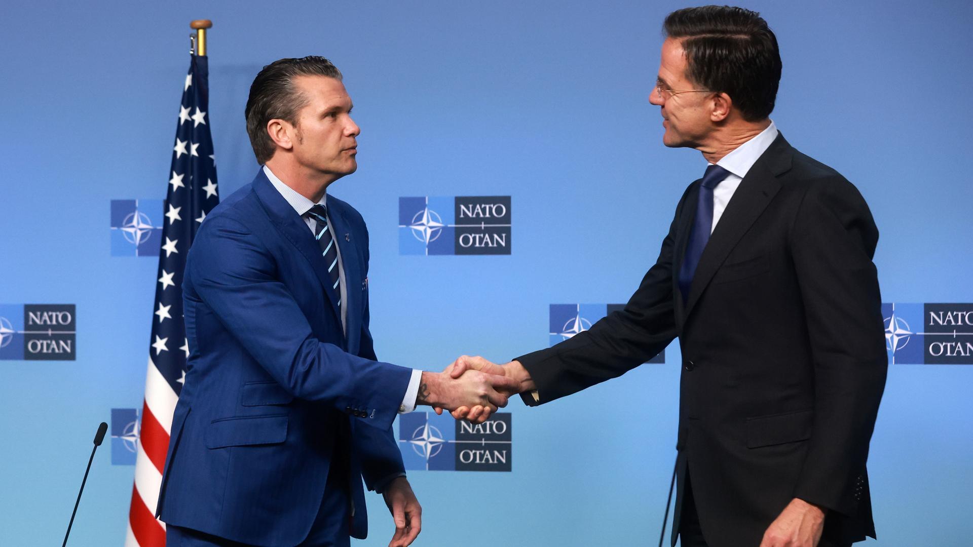 Saludo entre Mark Rutte, secretario general de la OTAN, y Pete Hegseth, nuevo secretario de Defensa de EEUU
