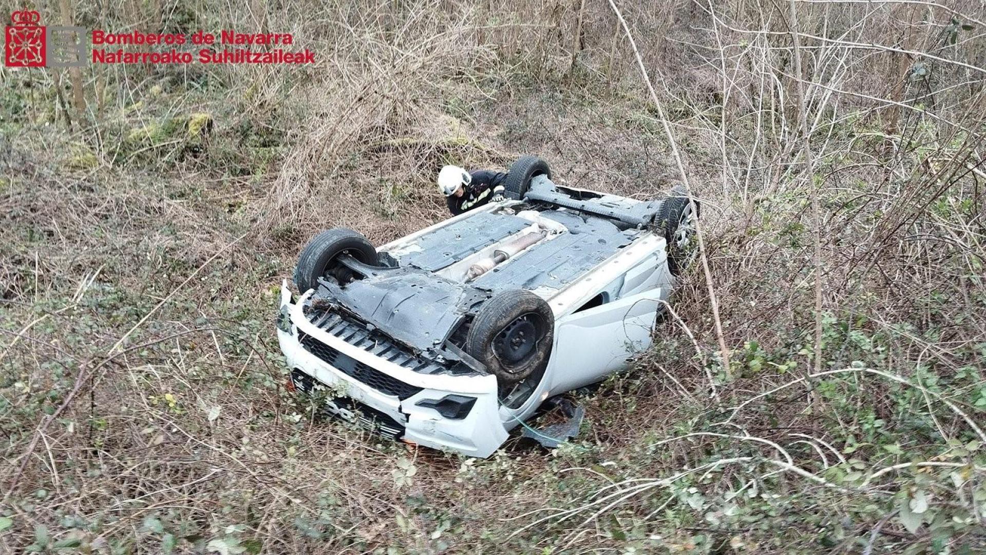 El coche se ha salido de la vía y ha volcado