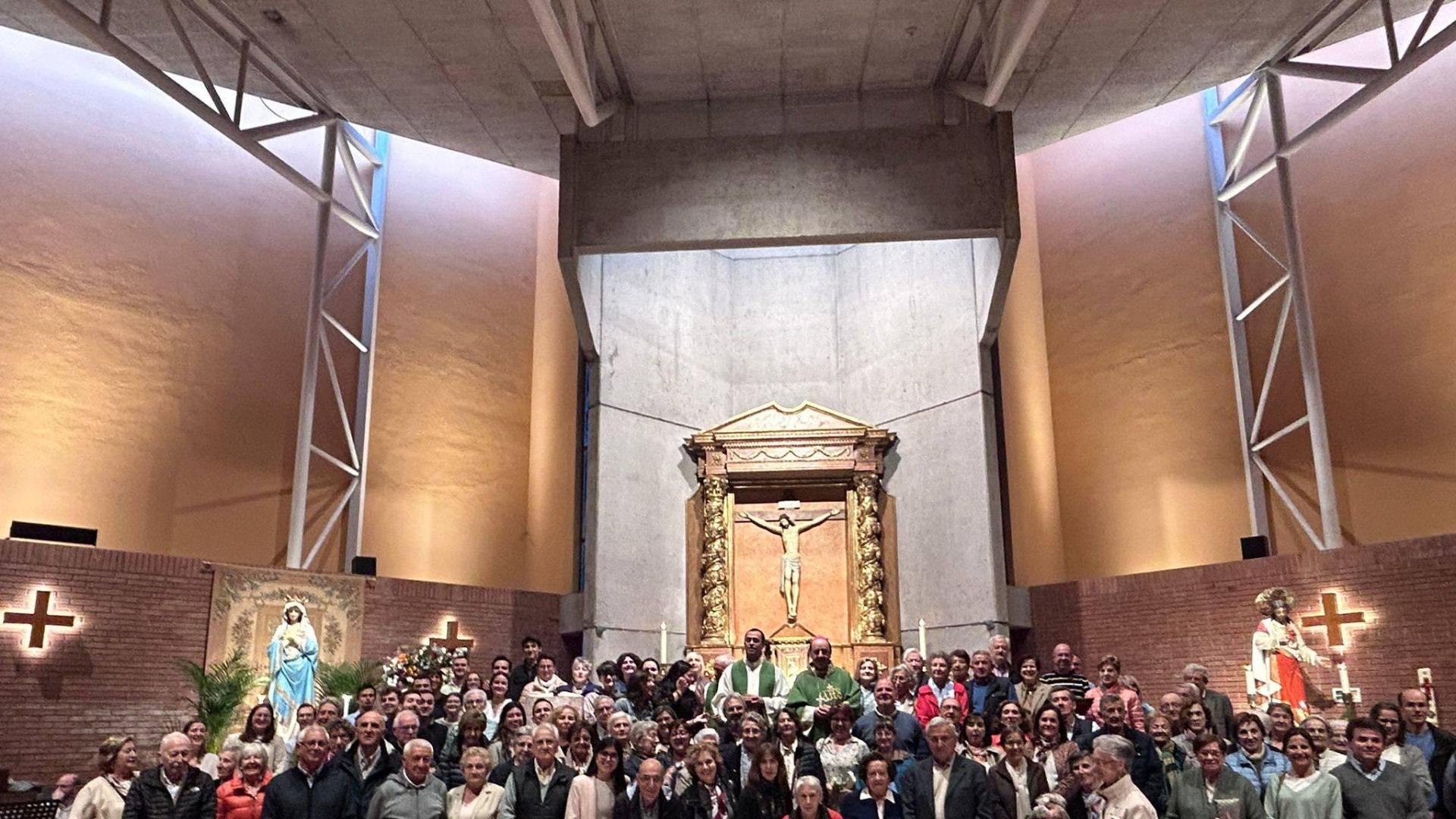 Parroquianos de Ermitagaña en la visita del arzobispo Roselló.