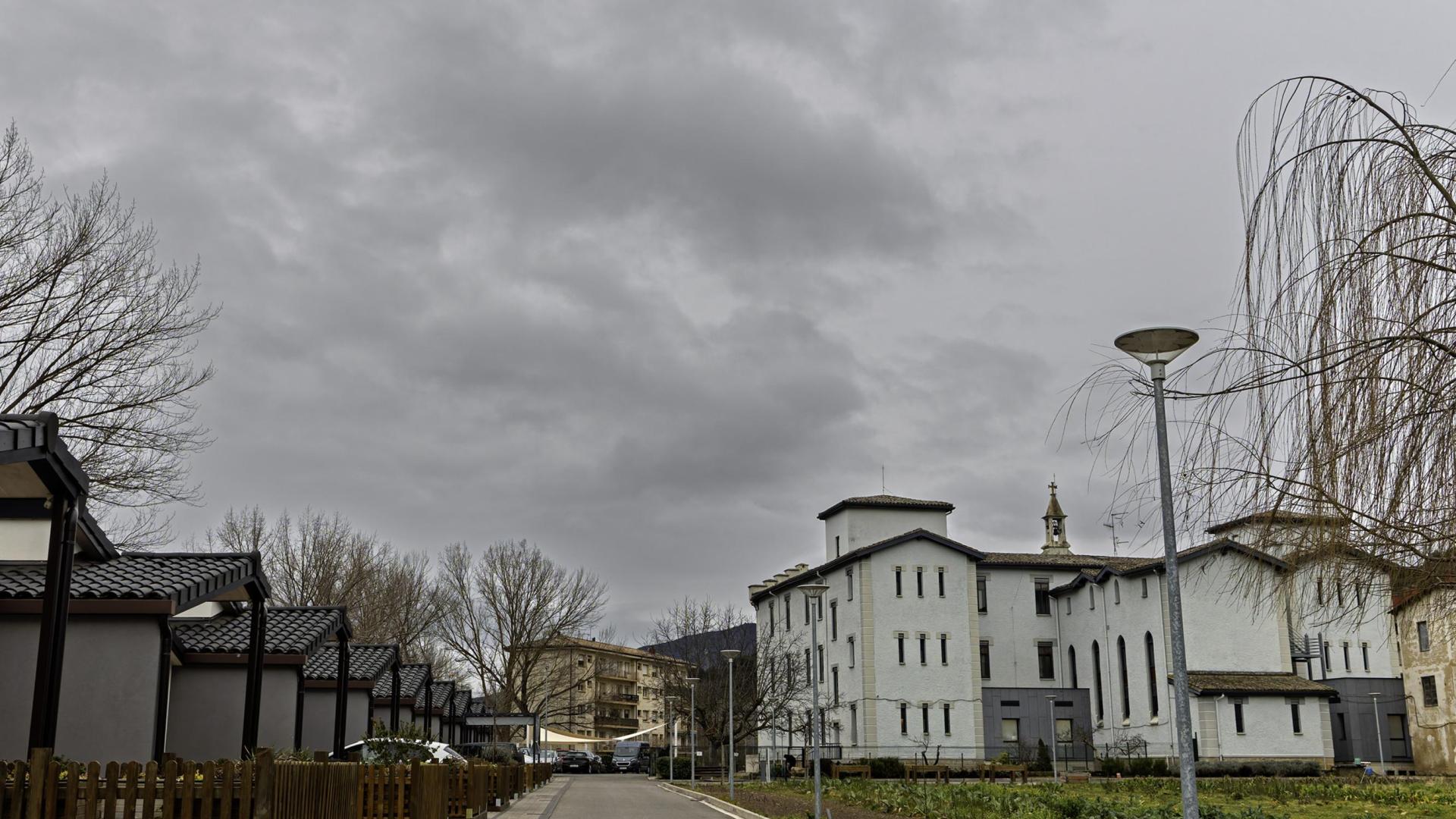 Residencia de San Jerónimo de Estella, en una imagen de su parte trasera, y viviendas vinculadas a ella.