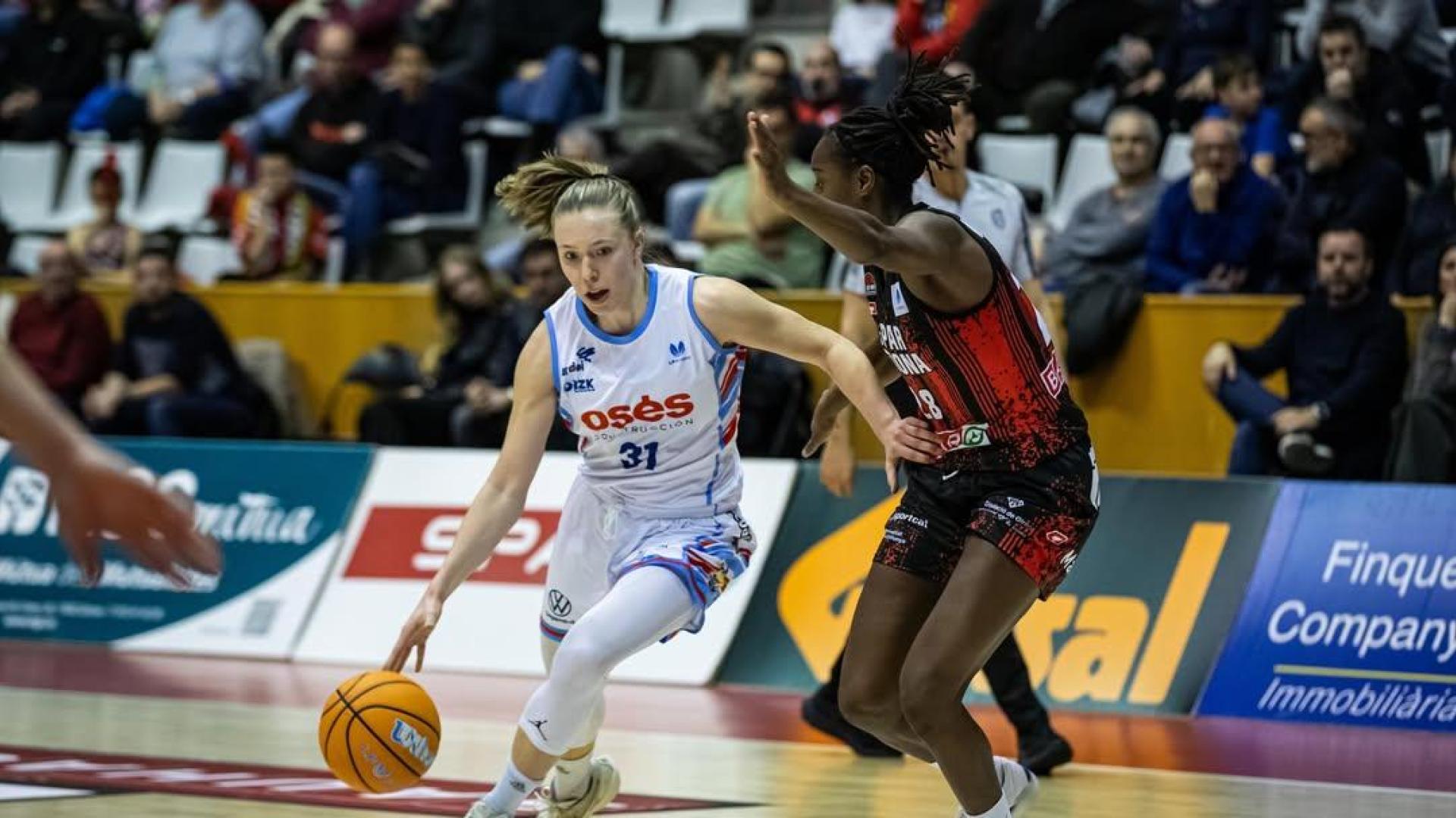 Lahtinen, del Osés Construcción, trata de avanzar ante Migna Touré, del Spar Girona