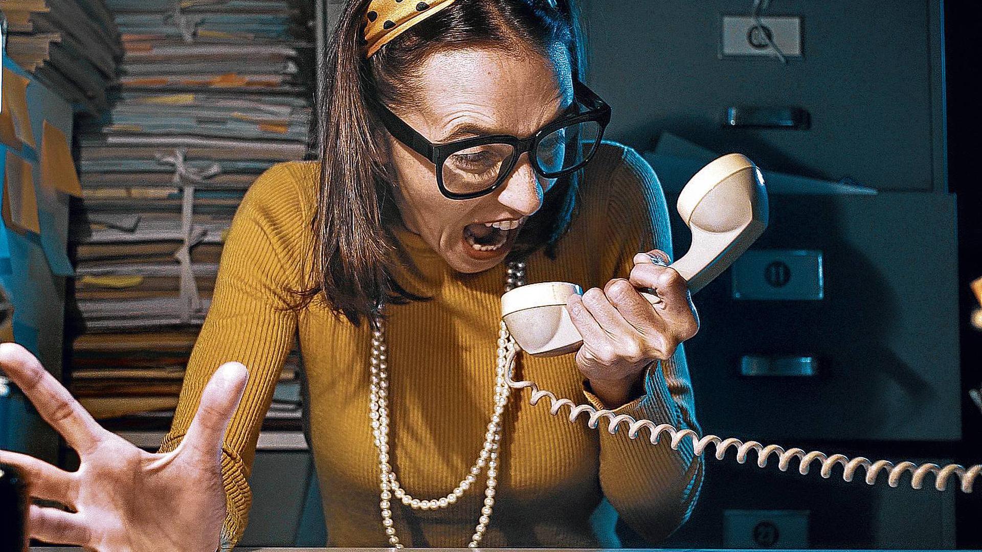Una mujer le grita al teléfono