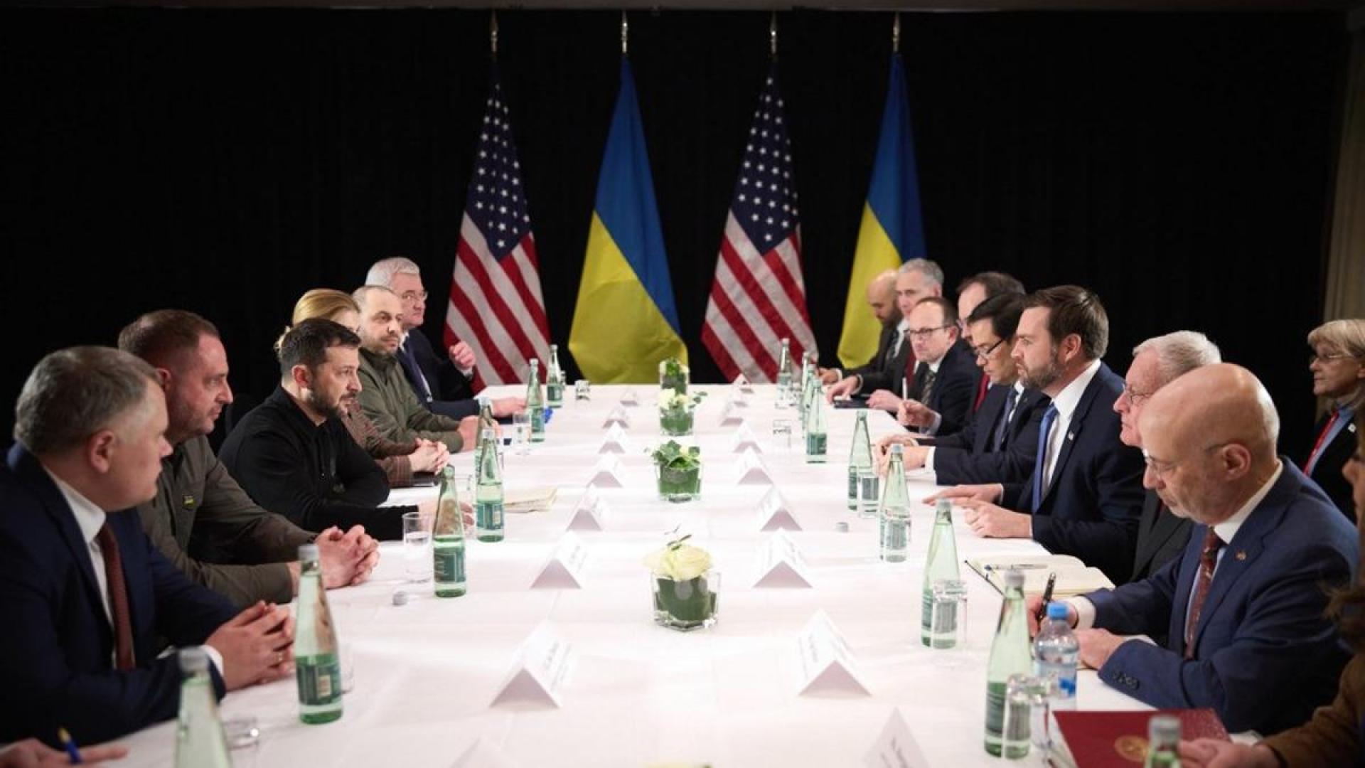 Reunión del presidente de Ucrania, Volodimir Zelenski, con el vicepresidente de Estados Unidos, JD Vance, y sus respectivos equipos