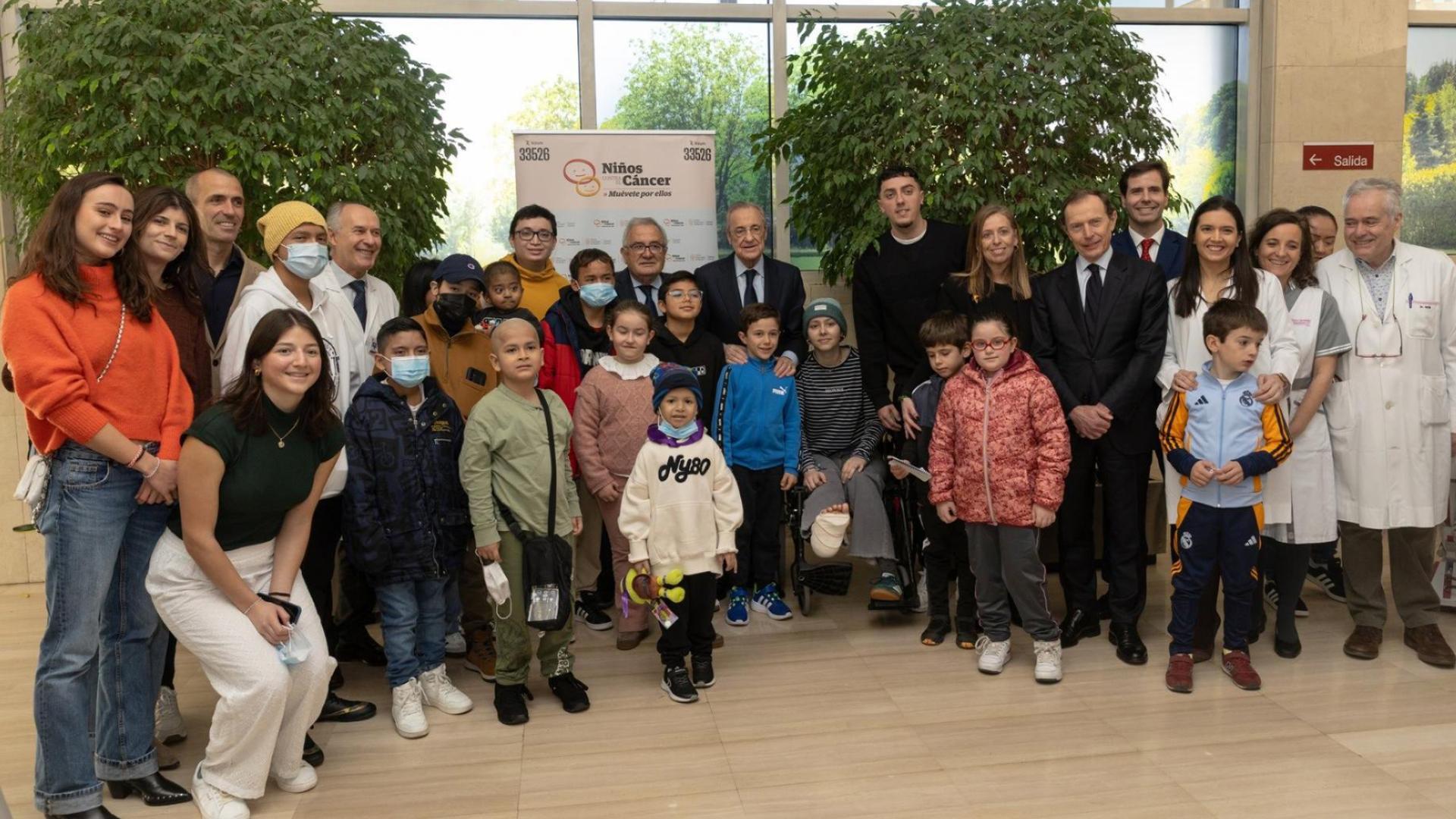 Luis Sabalza, presidente de Osasuna y Florentino Pérez, presidente del Real Madrid junto a pacientes, familias y profesionales de la Clínica Universidad de Navarra en el Día Mundial del Cáncer Infantil