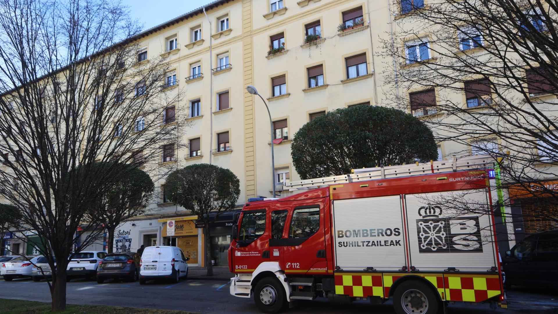 Un camión de bomberos del parque de Trinitarios durante la actuación en la calle Monasterio de Irache, en Pamplona