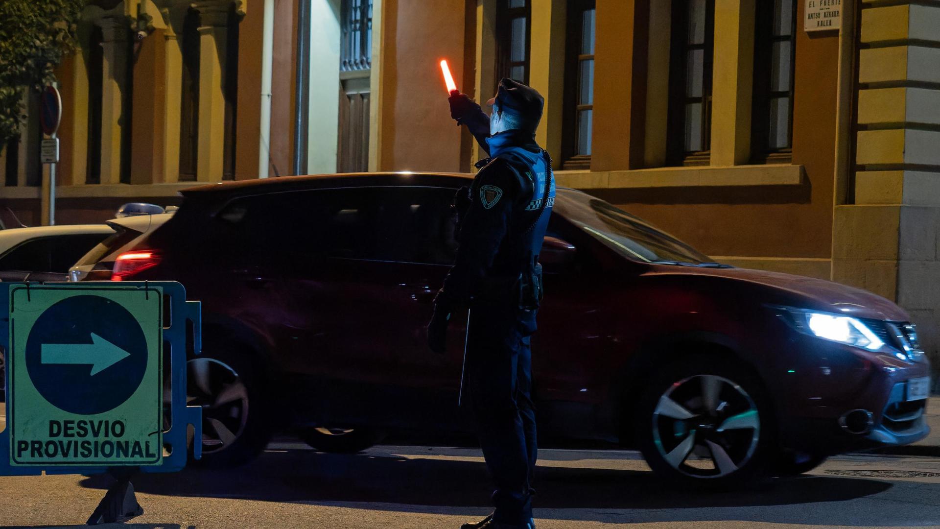 Un agente de Policía junto a su sede en Estella.