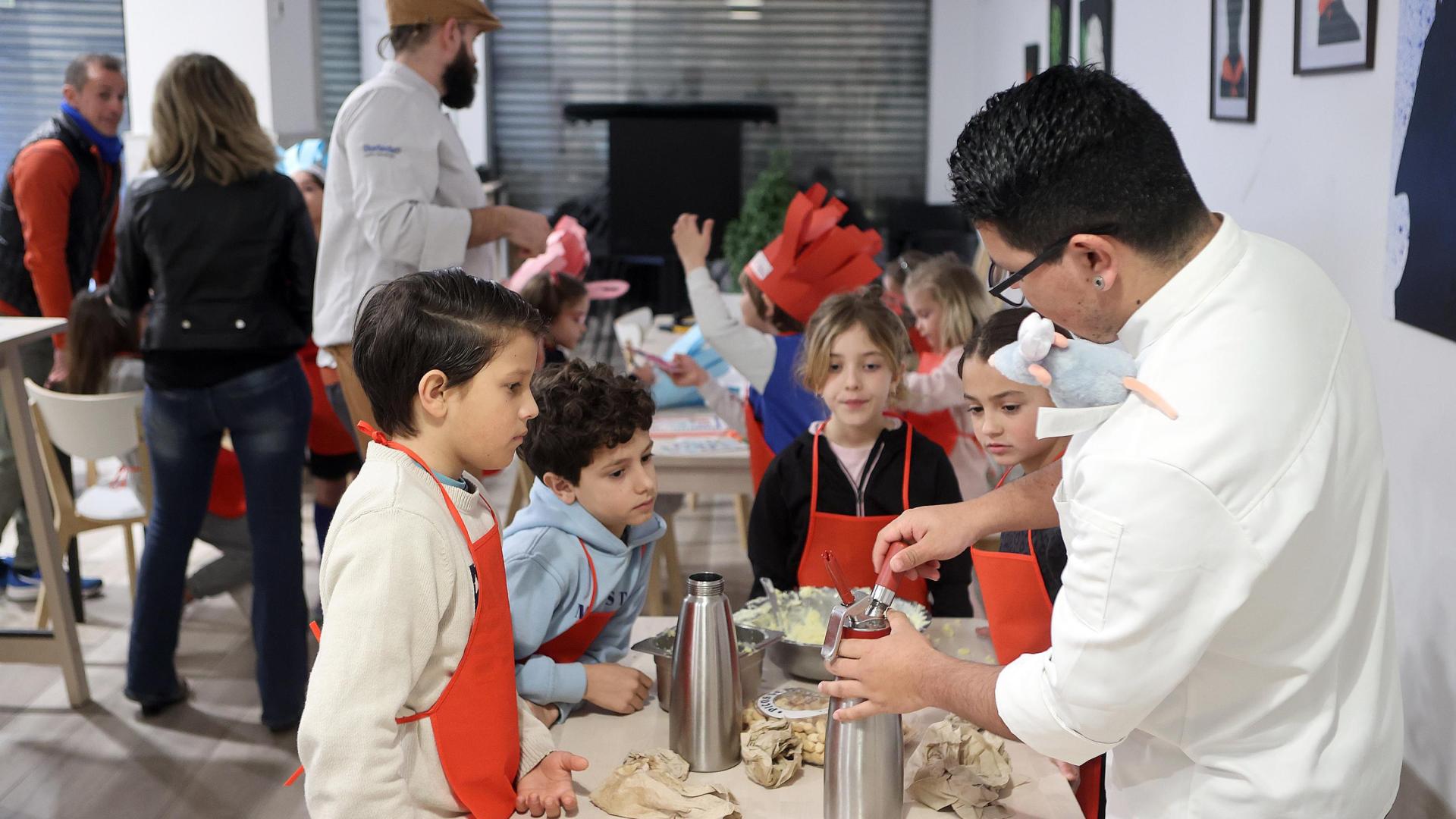 Cuatro jóvenes realizan una deconstrucción de tortilla de patatas junto a Sergio Arias Cordoba, estudiante de Cocina en el Centro Integrado de Formación Profesional de Burlada.