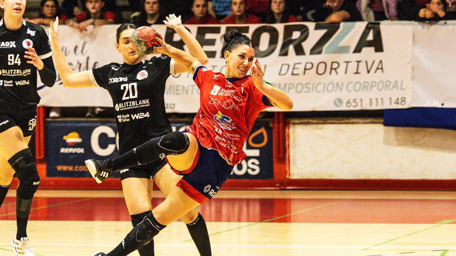 Mica Casasola, preparándose para lanzar con el Porriño /