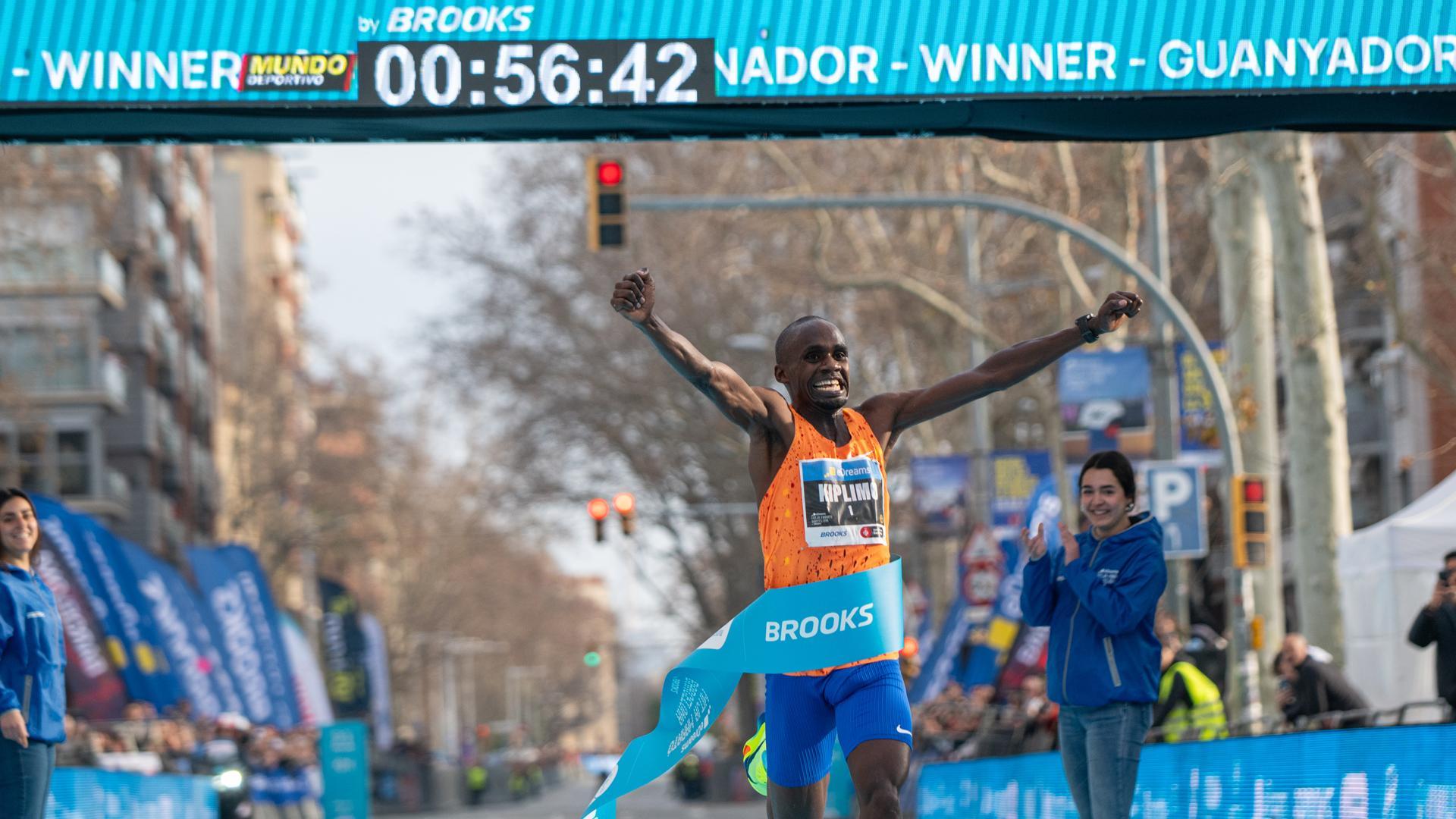 El ganador de la carrera Jacob Kiplimo rompe el récord mundial en la eDreams Mitja Marató de Barcelona