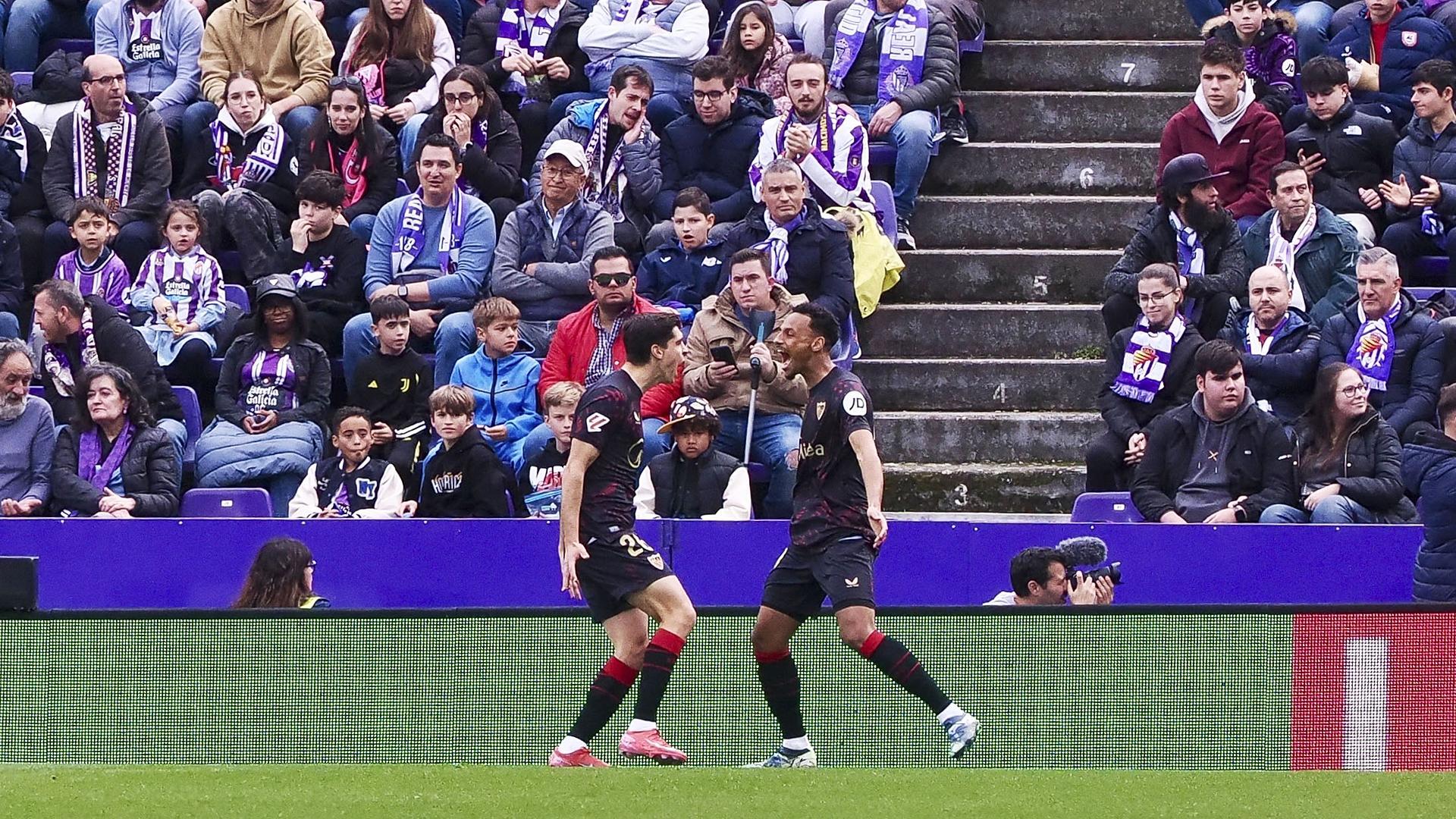 Juanlu y Sow celebran uno de los goles sevillistas en el José Zorrilla /