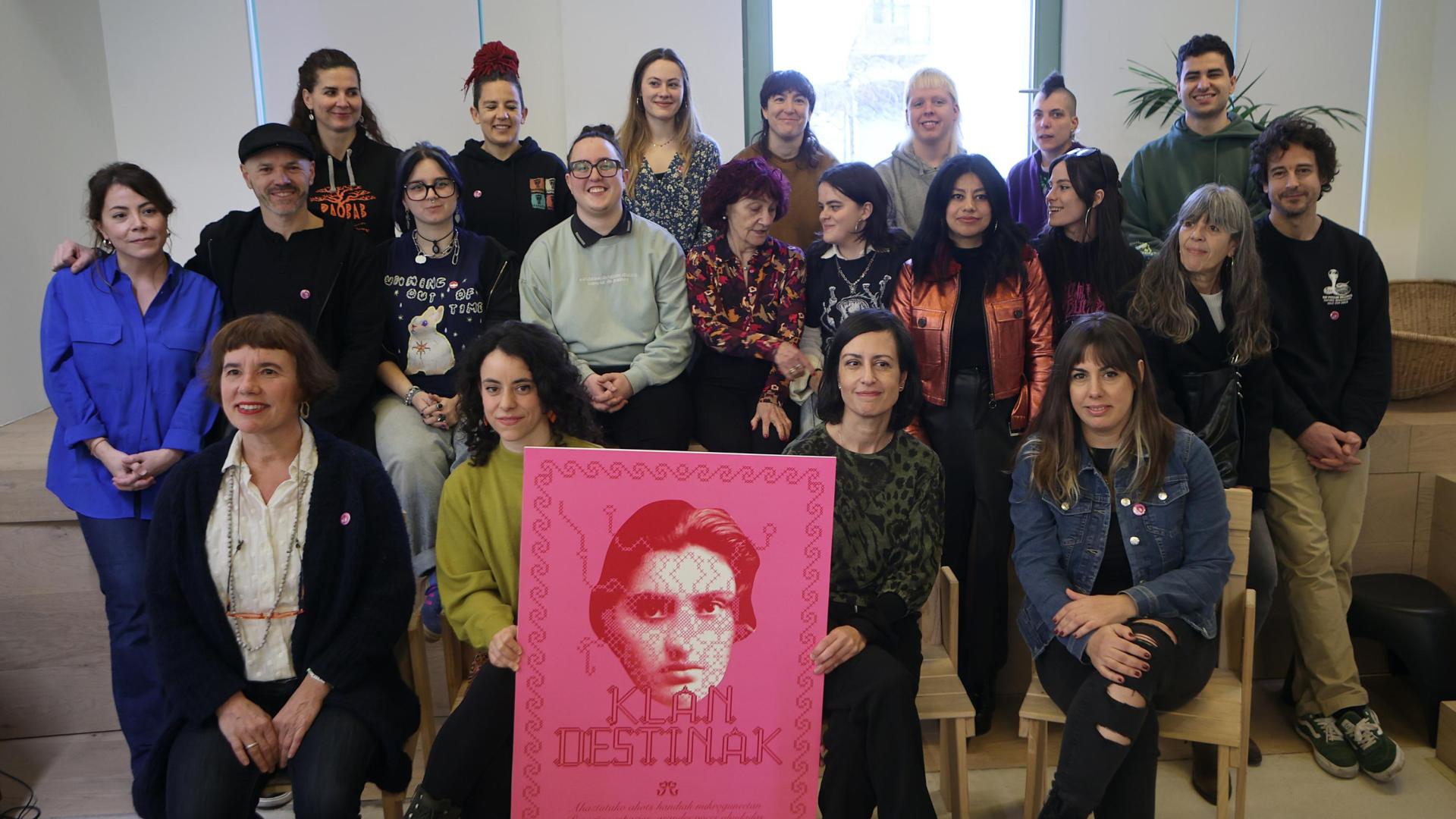 Representantes de la organización, artistas e historiadores,  en la presentación de la red Microguneak y del programa Klandestinak