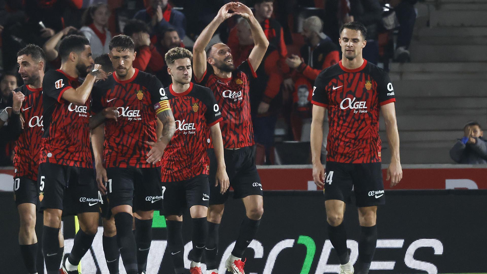 Muriqi dedica uno de sus goles tras recibir la felicitación de sus compañeros /