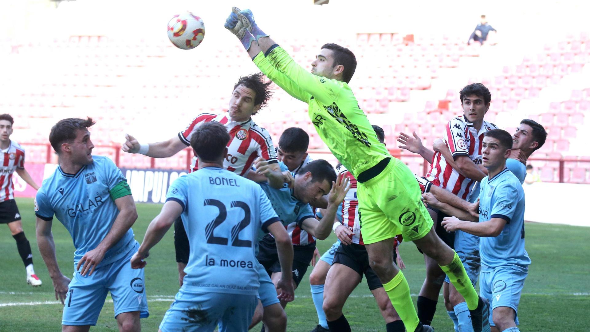Ander Ibáñez, guardameta del Subiza, despeja un balón de puños
