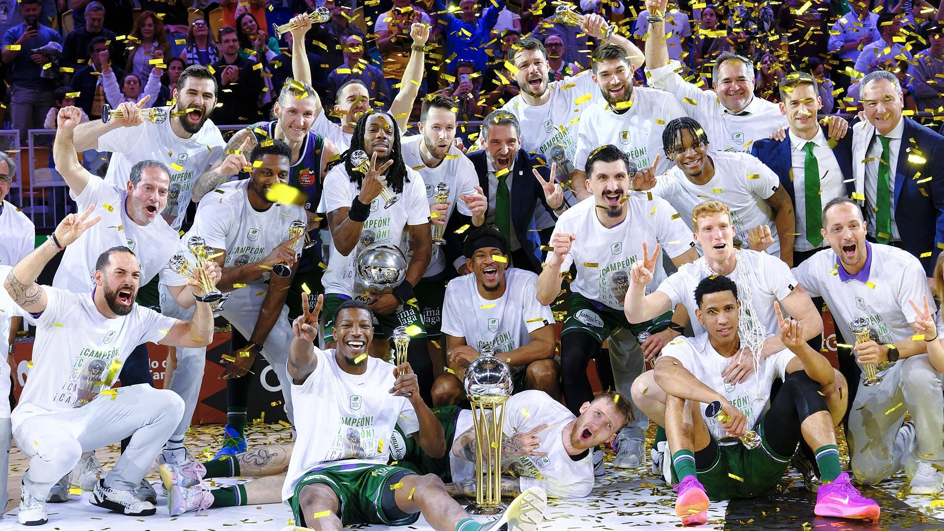 Los jugadores de Unicaja posan con el trofeo de campeones de la Copa del Rey tras derrotar al Real Madrid en la final /