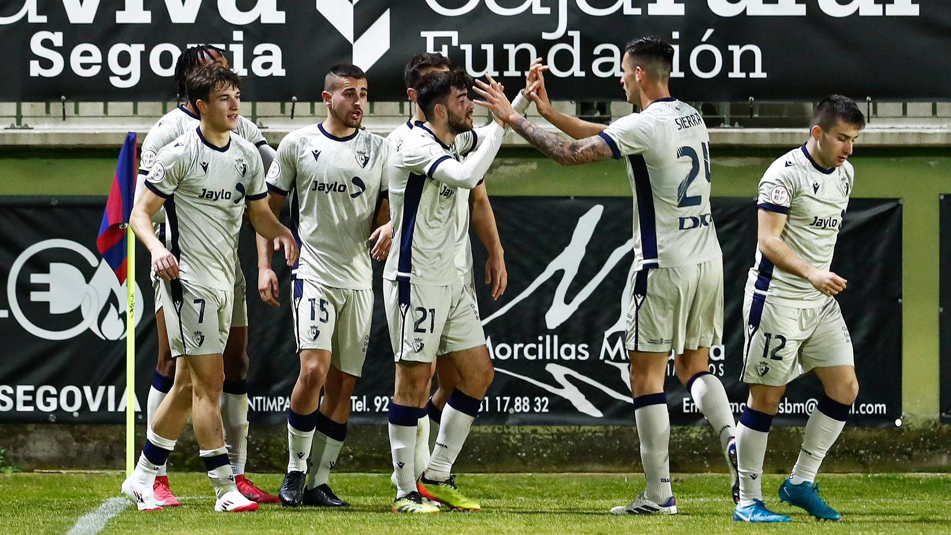 Sierra felicita a Jon García, que marcó dos goles, junto a Sixtus, Lumbreras, Unai Santos, Osambela y Martín Pedroarena /