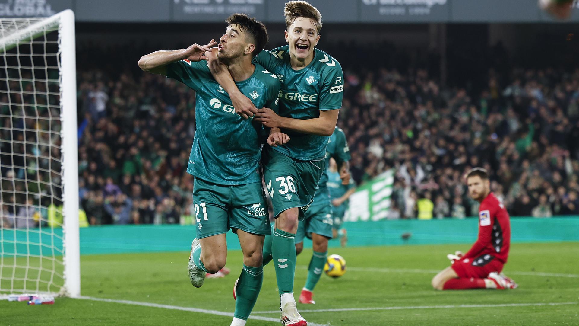 MArc Roca (izda.) celebra uno de los dos goles que anotó felicitado por el canterano Jesús Rodríguez con el navarro Remiro desolado al fondo