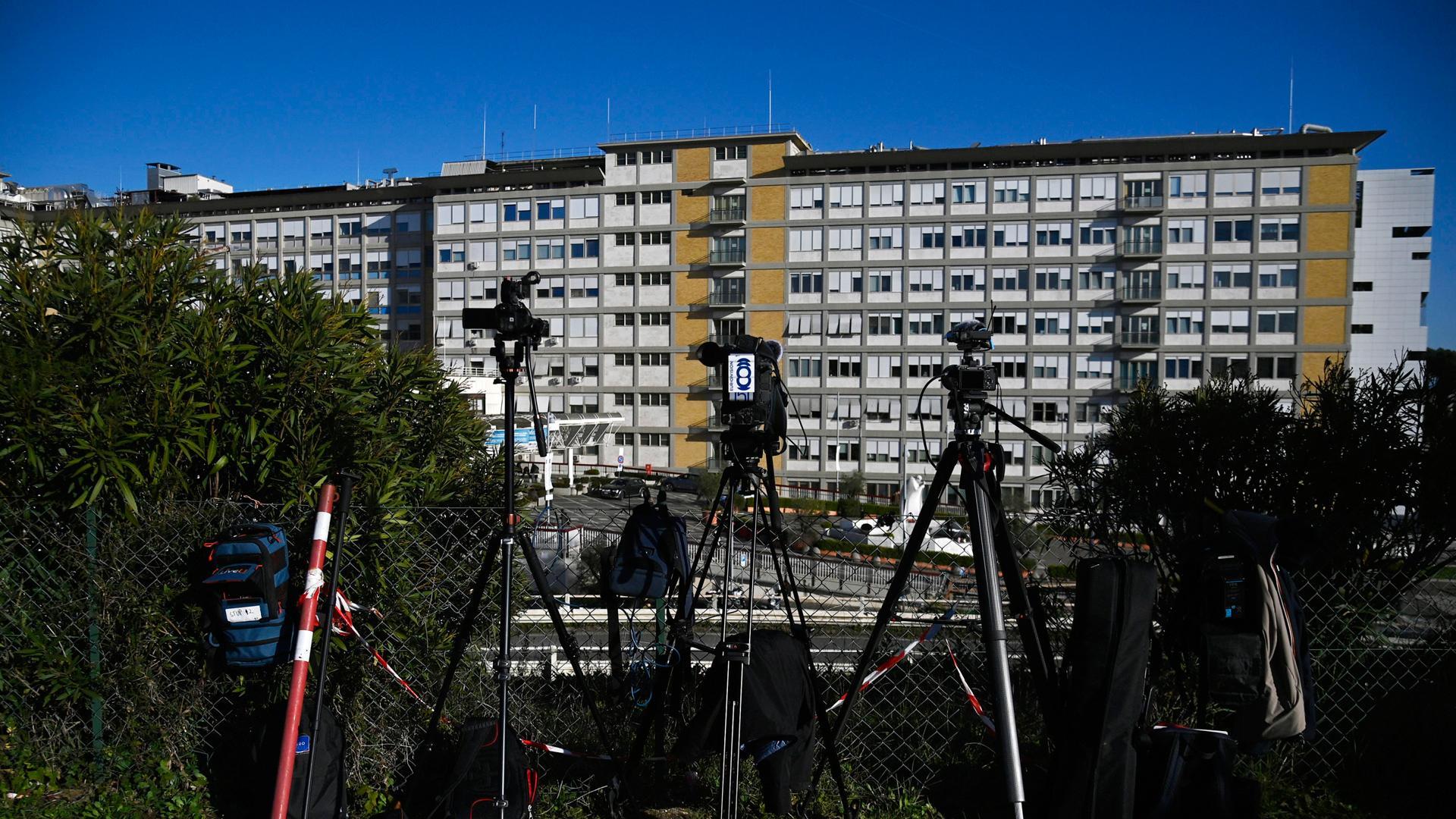 Cámaras de periodistas en el exterior del hospital donde permanece ingresado el Papa