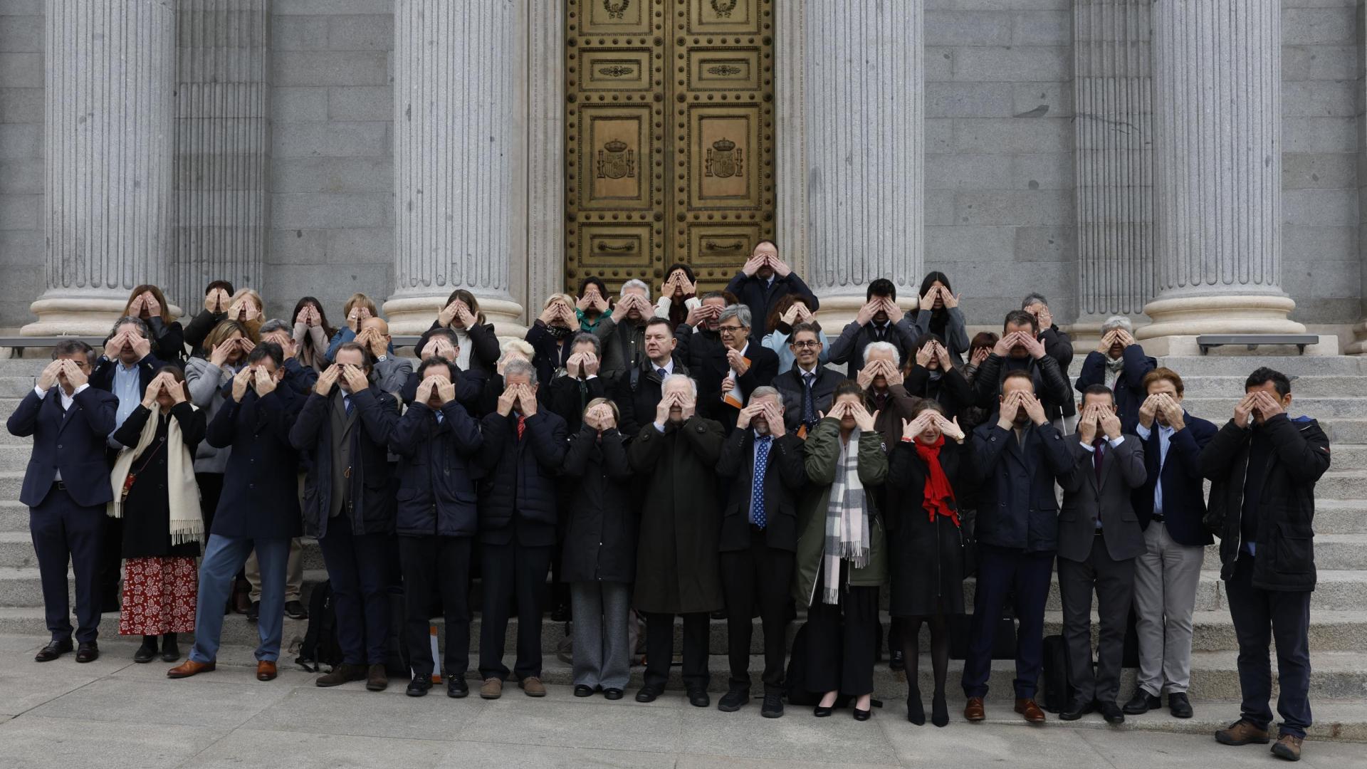 Reivindicación en la escalinata del Congreso de los Diputados para concienciar sobre los problemas visuales