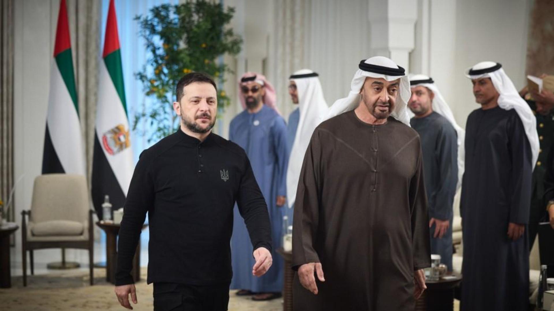 El presidente ucraniano, Volodímir Zelenski, anunció este lunes su llegada a Emiratos Árabes Unidos (EUA), en la que es su primera escala de una gira que le llevará también a Arabia Saudí y a Turquía. En la imagen, Zelenski (i) con el presidente de los EAU, Muhammad bin Zayed Al Nahyan