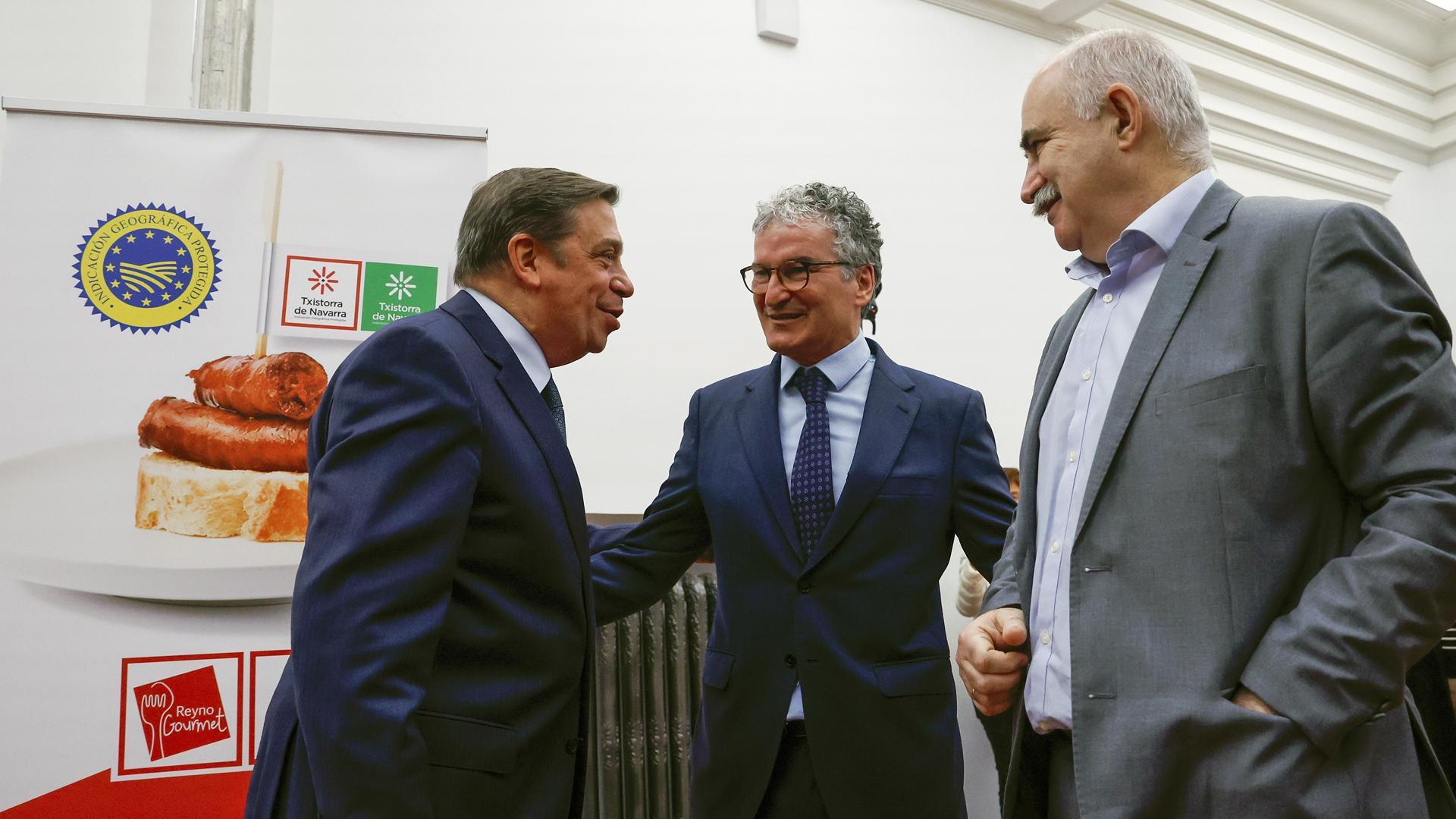 El consejero Aierdi saluda al ministro Planas junto al presidente de la IGP Txistorra de Navarra, Alberto Jiménez