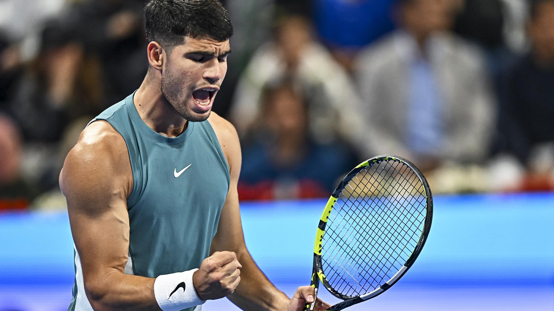 Gesto de celebración de Carlos Alcaraz tras hacer un punto en el encuentro contra Cilic en Doha /
